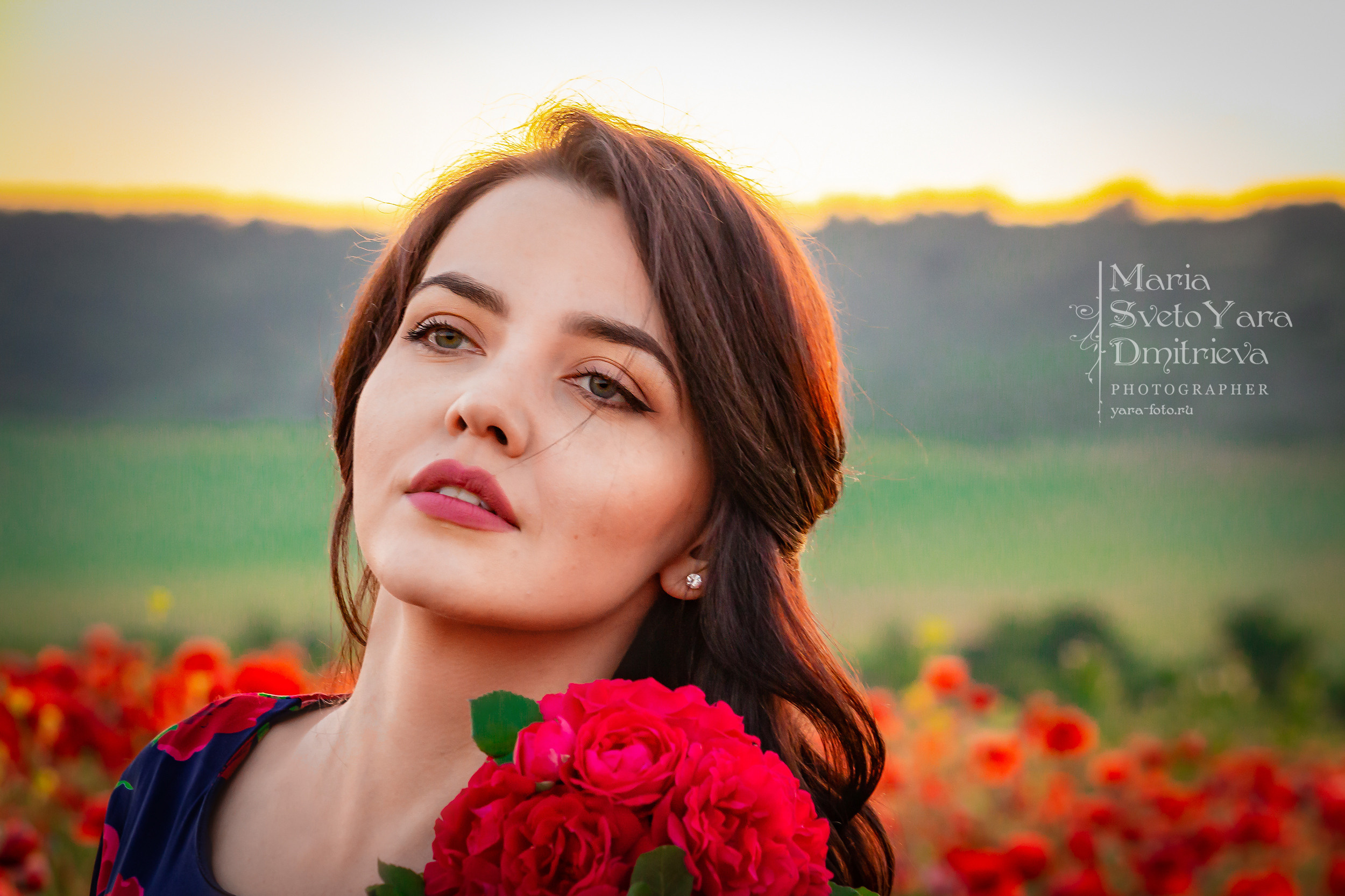 эмоциональный женский портрет профессиональным фотографом на выездных фотосессиях в цветущих полях для женщин 35+ в Крыму и Симферополе