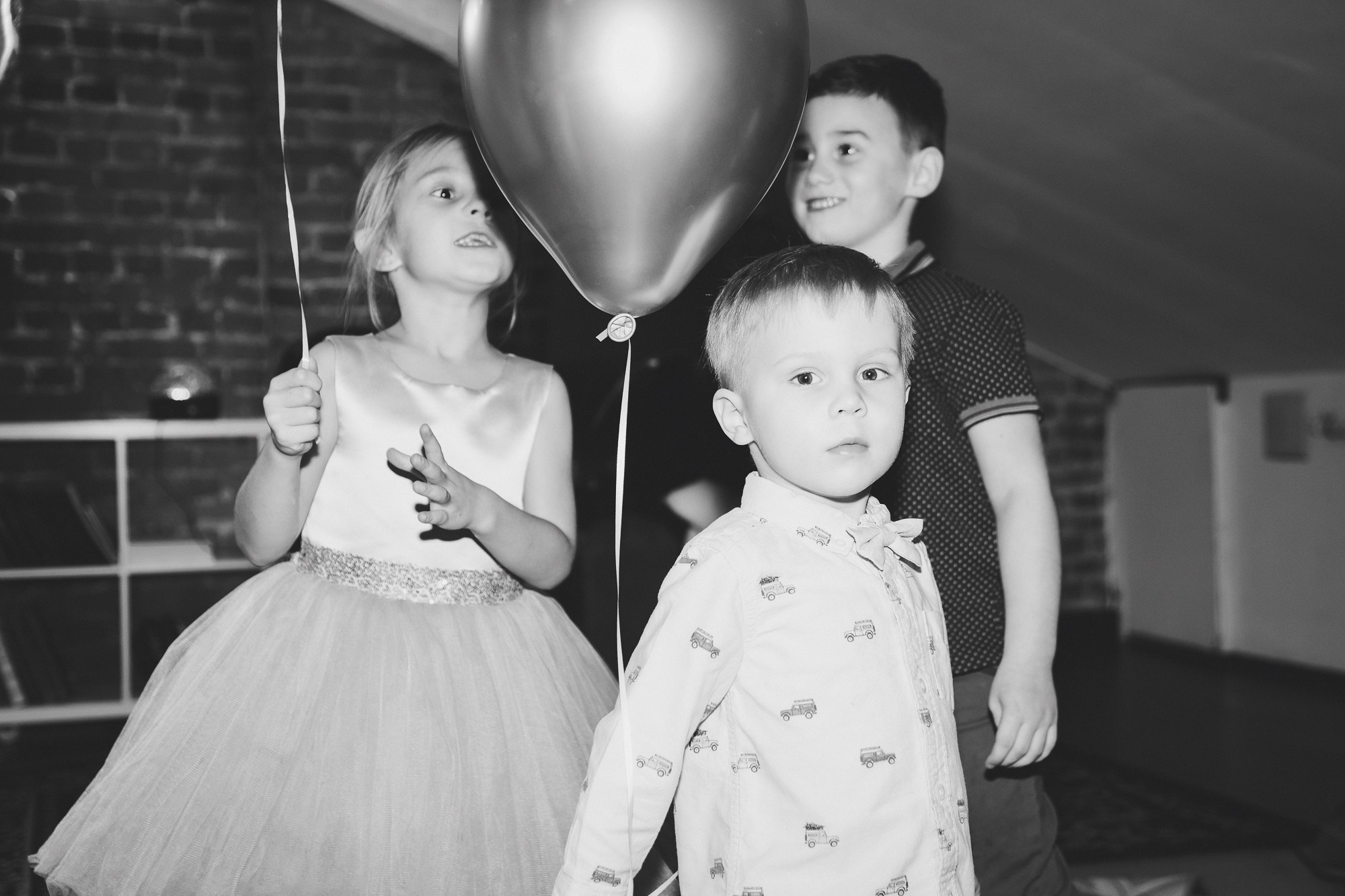 деми на празднике