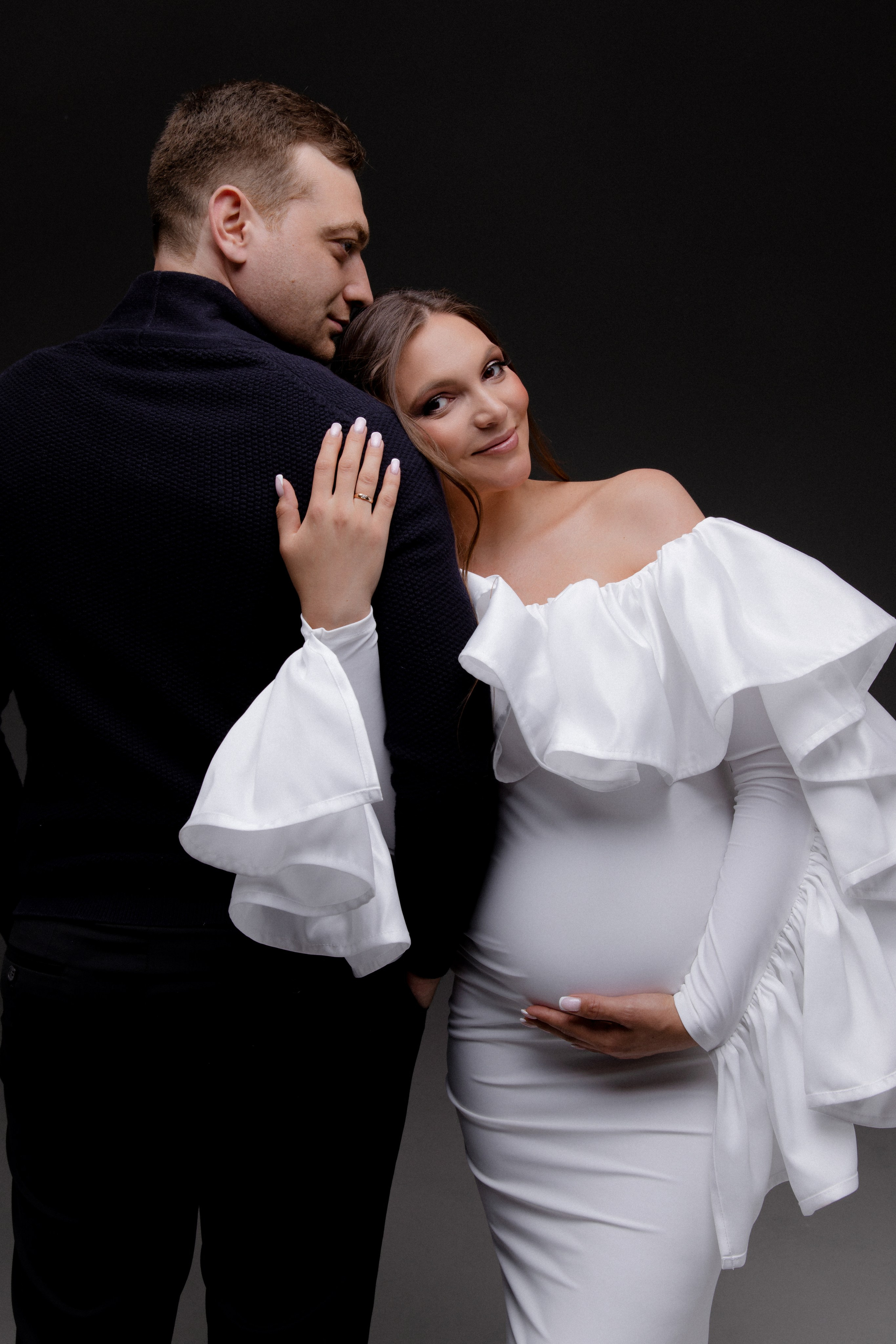 Анастасия и Анзор. Фотосессия беременности с мужем. Циклорама. Фотограф в Москве Ольга Сатони
