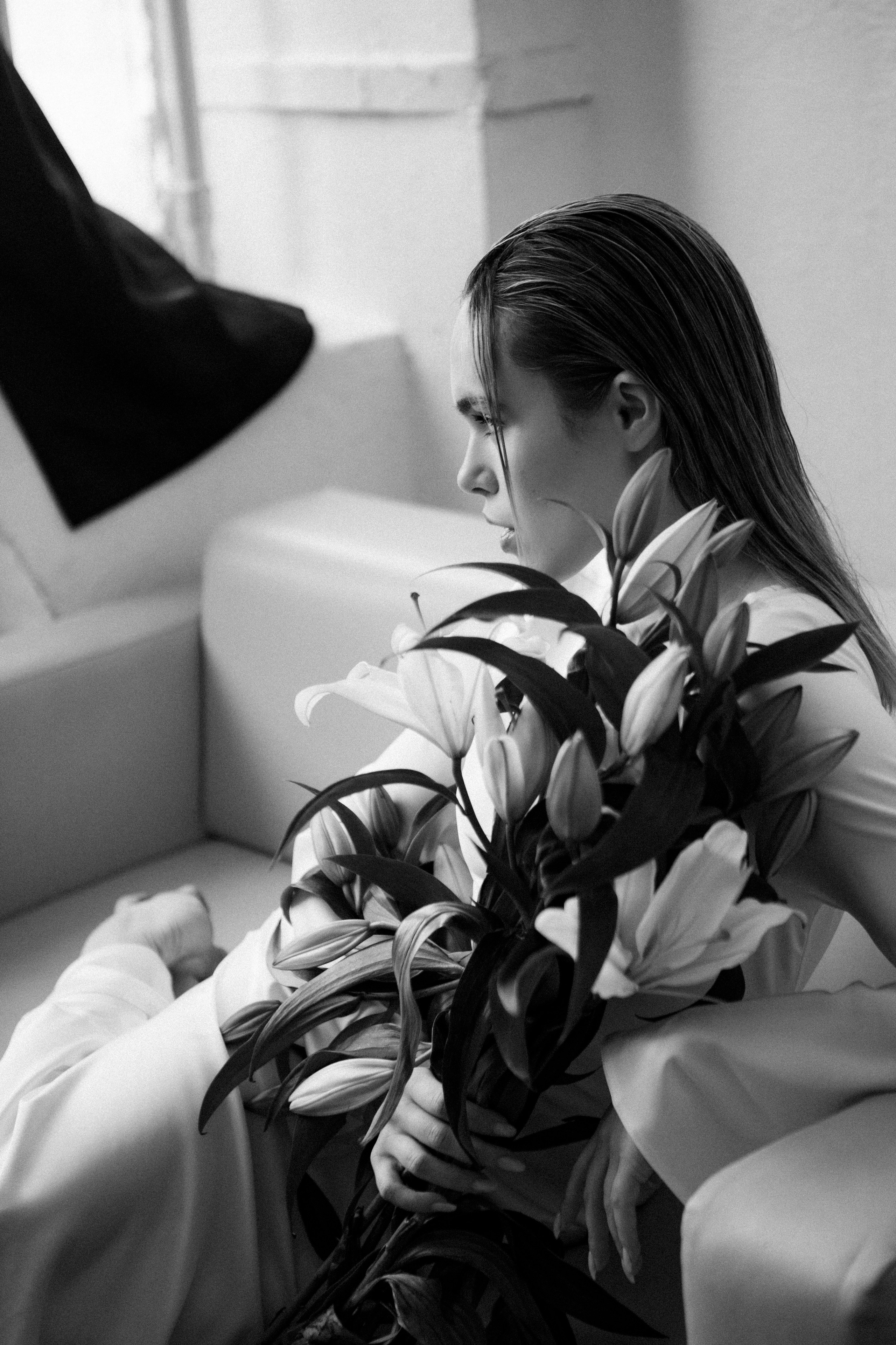 Арина. Фотосессия чб с лилиями в белой студии. Фотограф в Москве Ольга Сатони