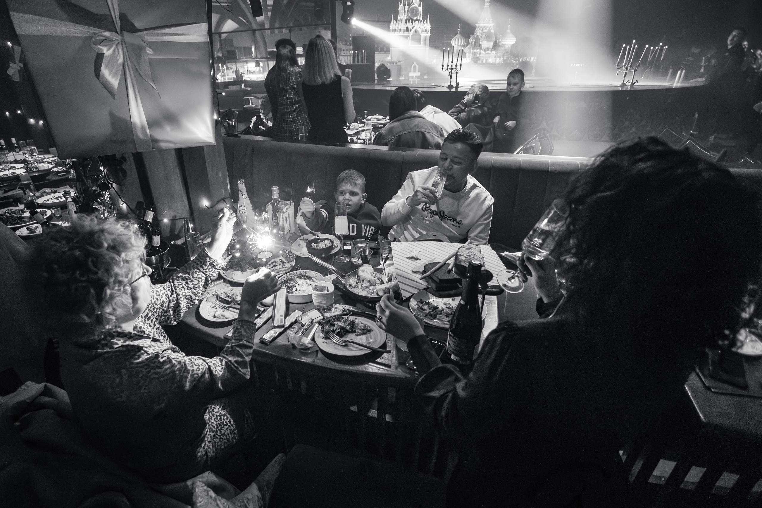 Новогодняя шоу-программа «MAGIC TIME» в PTIZZA BAR_Ялта_31.12.2025. Аминов Руслан | Фотограф