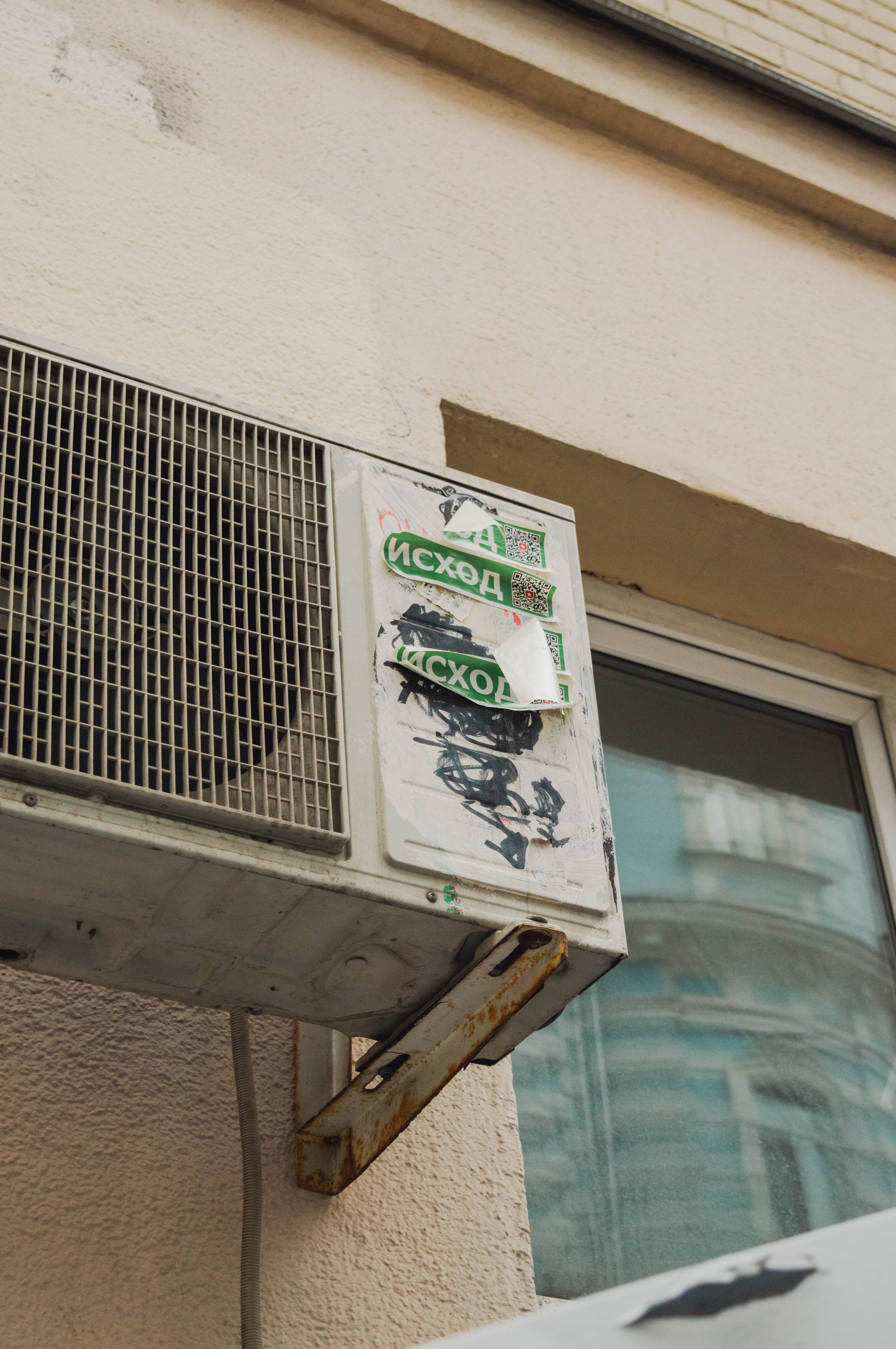 Типология «Стикербомбинг в городе». Фотограф Анастасия Лощакова в Москве