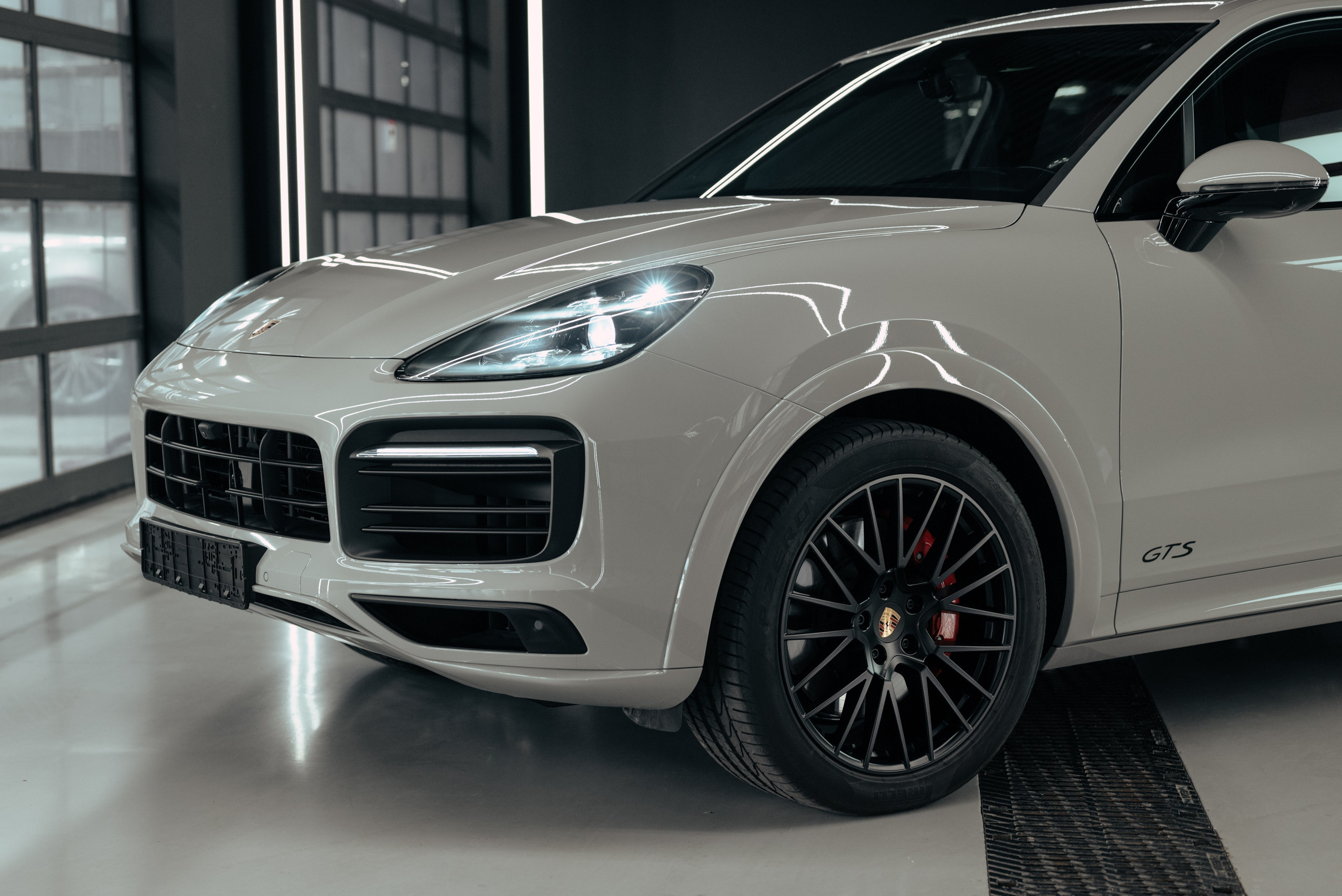 Porsche Cayenne GTS grey on red. DeLorein