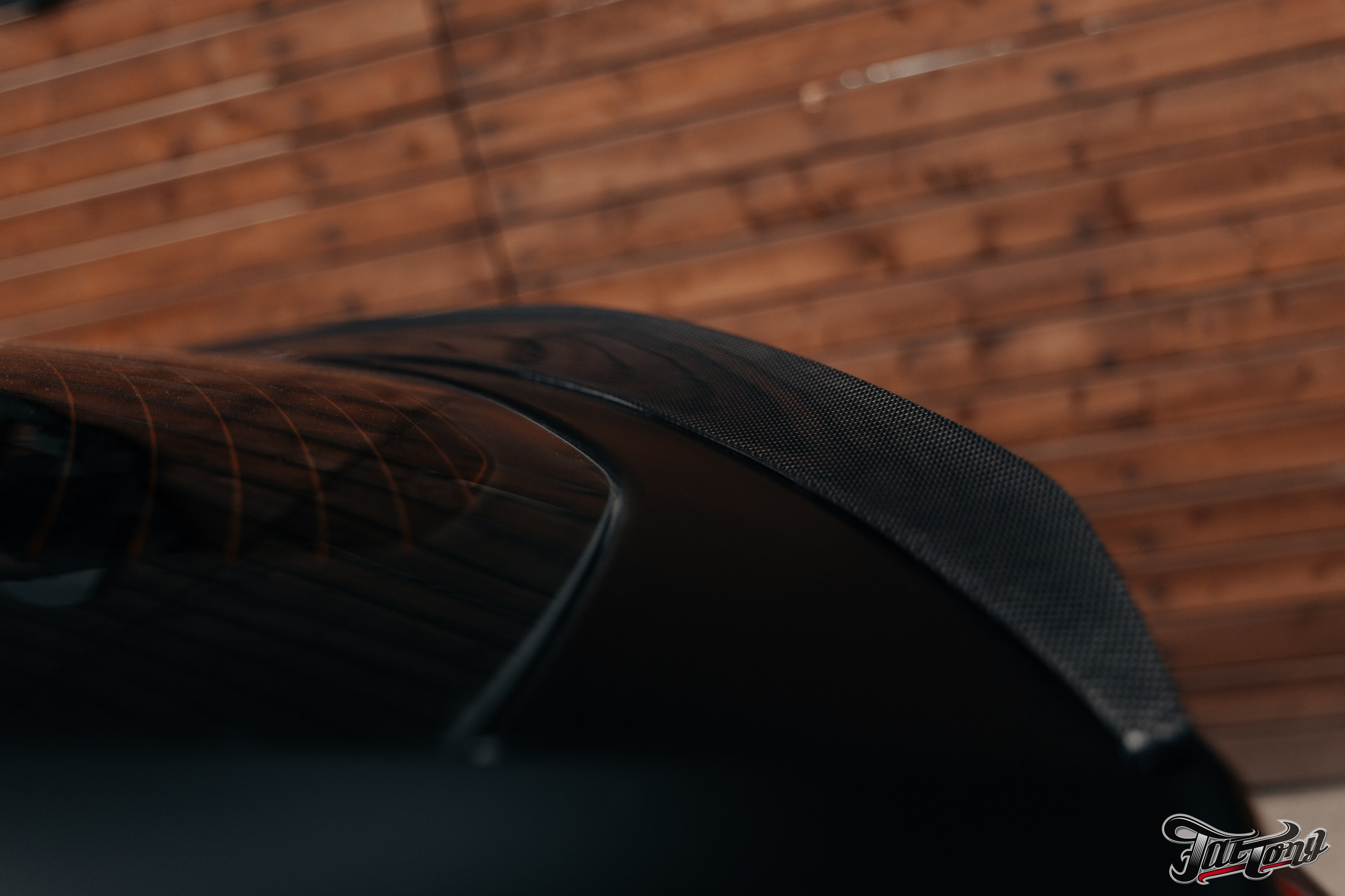 Lamborghini Urus ламинация карбоном вставок в капот, спойлеров, крышки багажника и зеркал. DeLorein