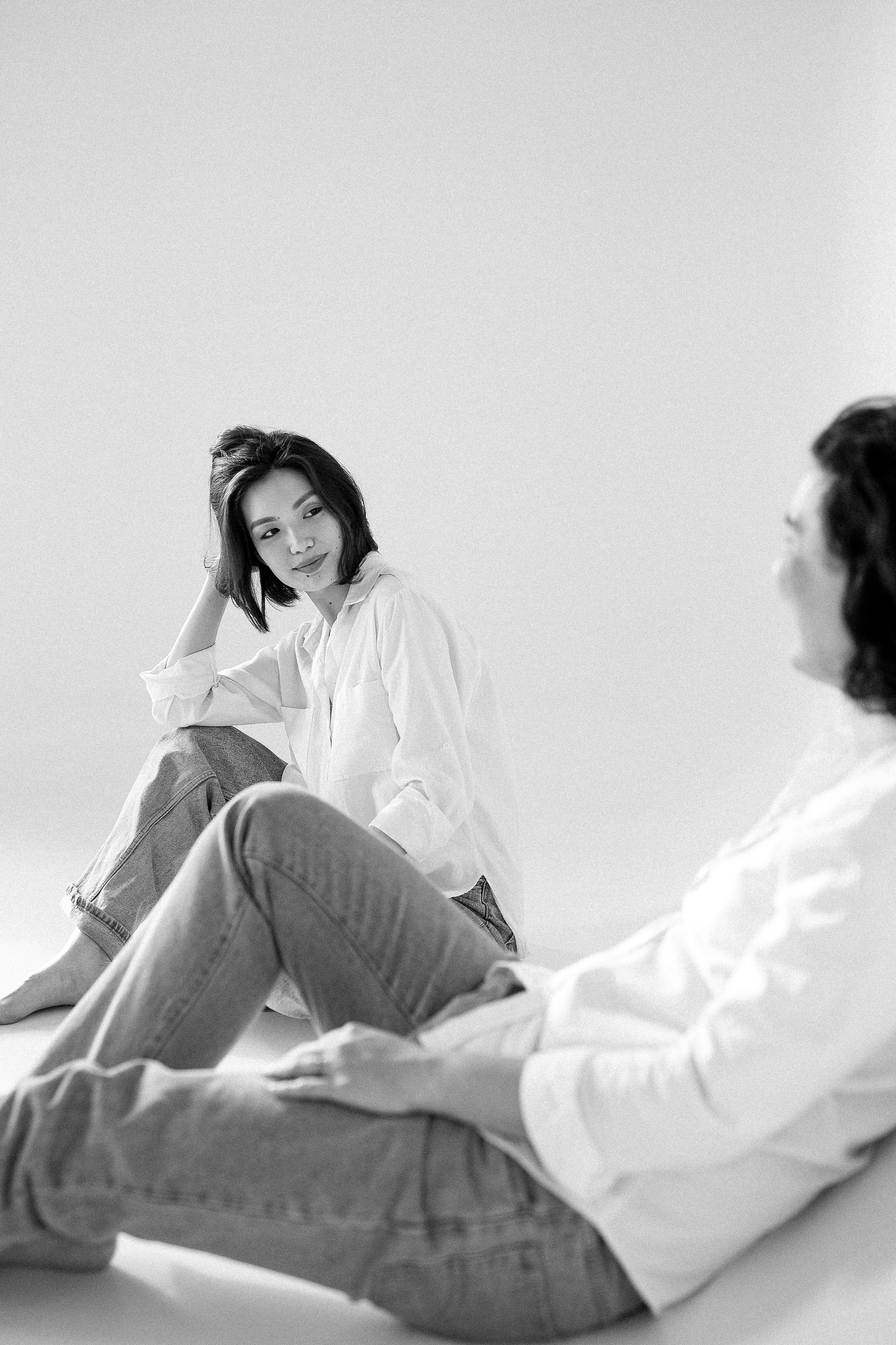 Парная фотосессия на белом фоне. Свадебный и семейный фотограф в Алматы Алексей Балышев