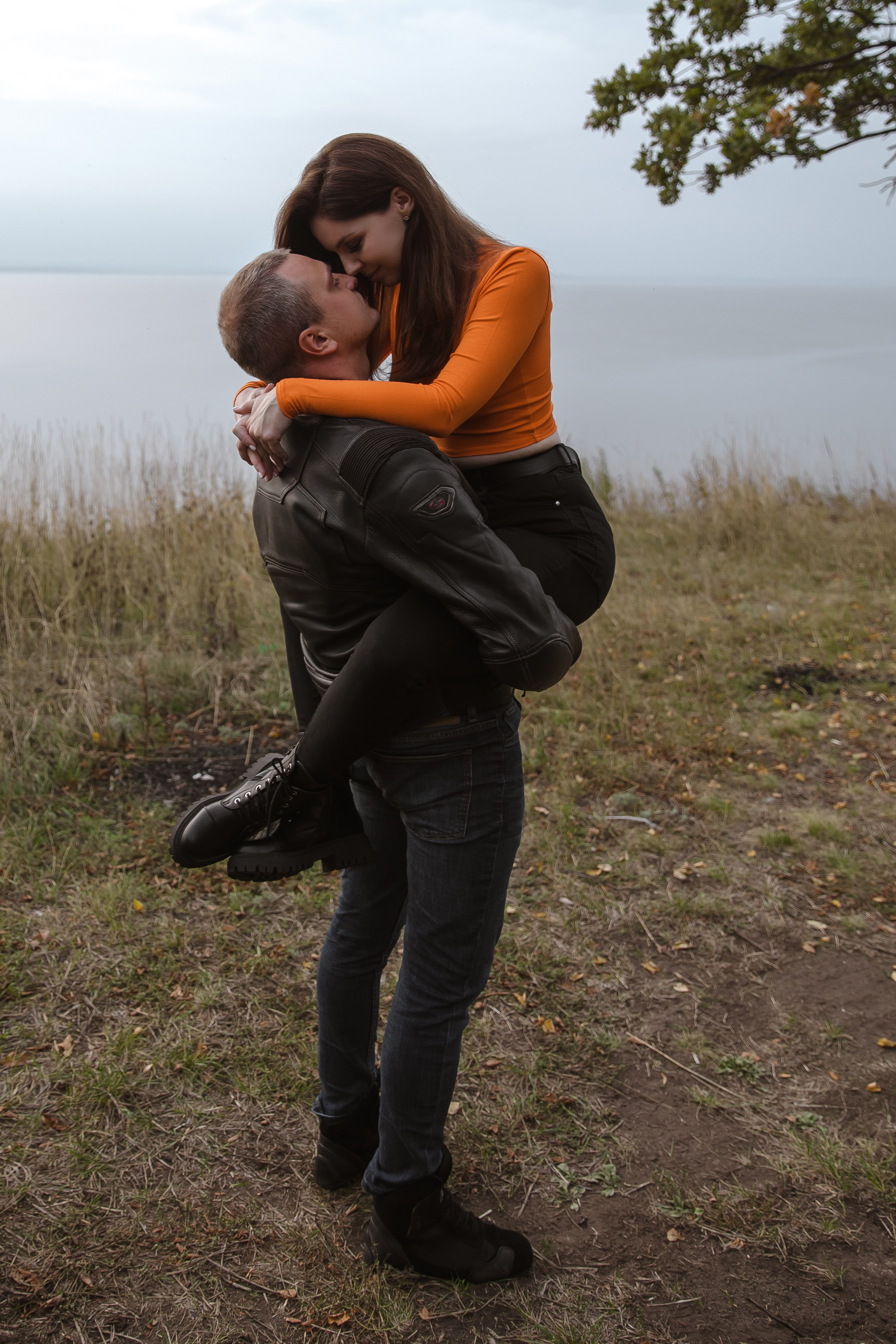 Фотосессия лавстори с мотоциклом на природе. Свадебный и семейный фотограф в Самаре и Тольятти | Елена Топанцева