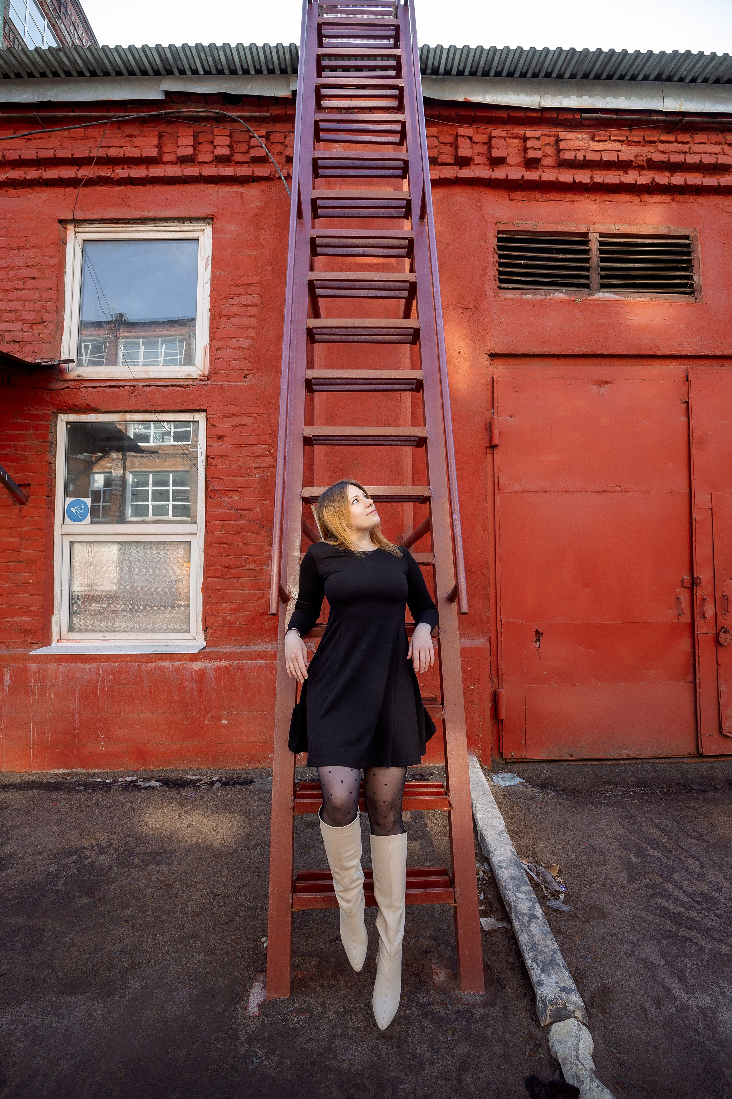 Настя на территории завода «Зингер». Александр Антонов. Профессиональный свадебный, репортажный фотограф в Москве, Подольске. Фото+Видео на любой праздник