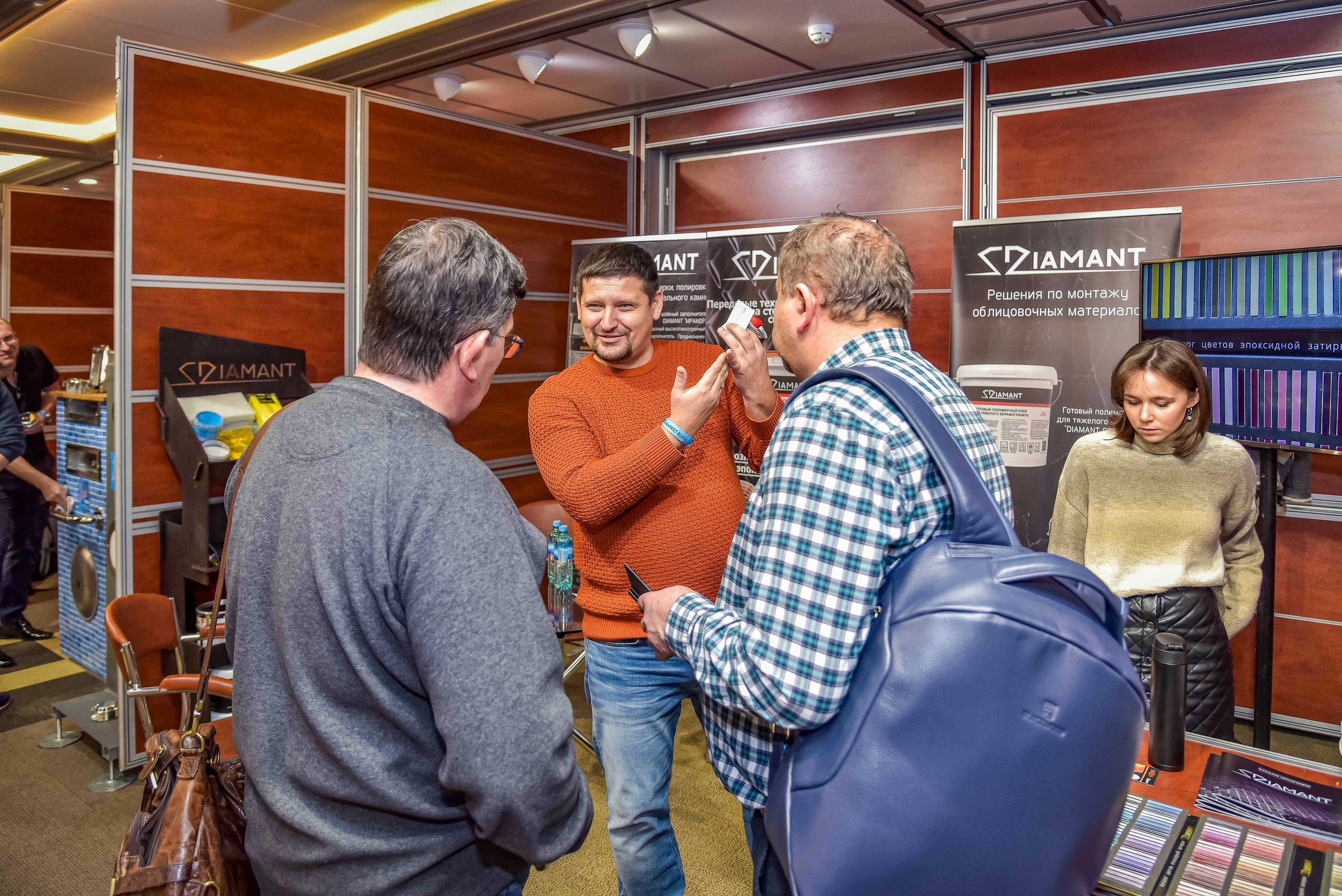 Выступление спикера на выставке в Москве, репортажная фотосъемка мероприятия передает атмосферу мероприятия.