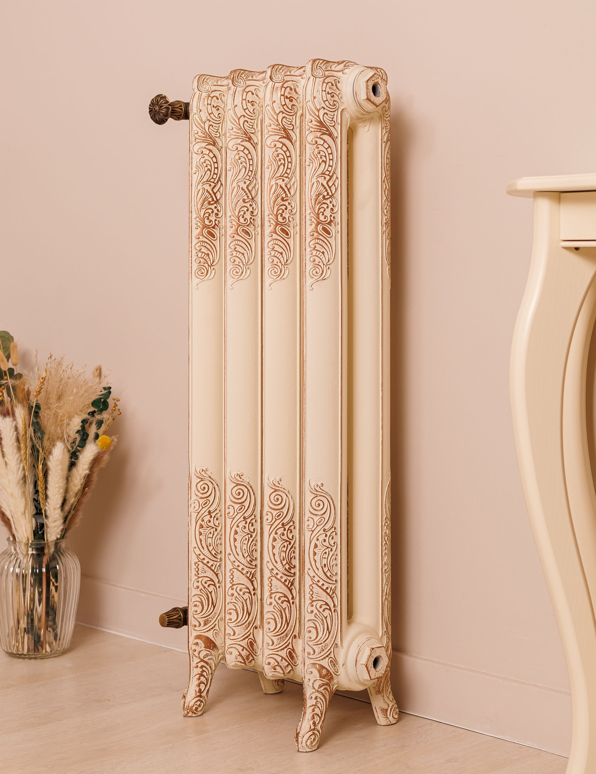 Предметные фотографии дизайнерских радиаторов отопления в стиле ретро