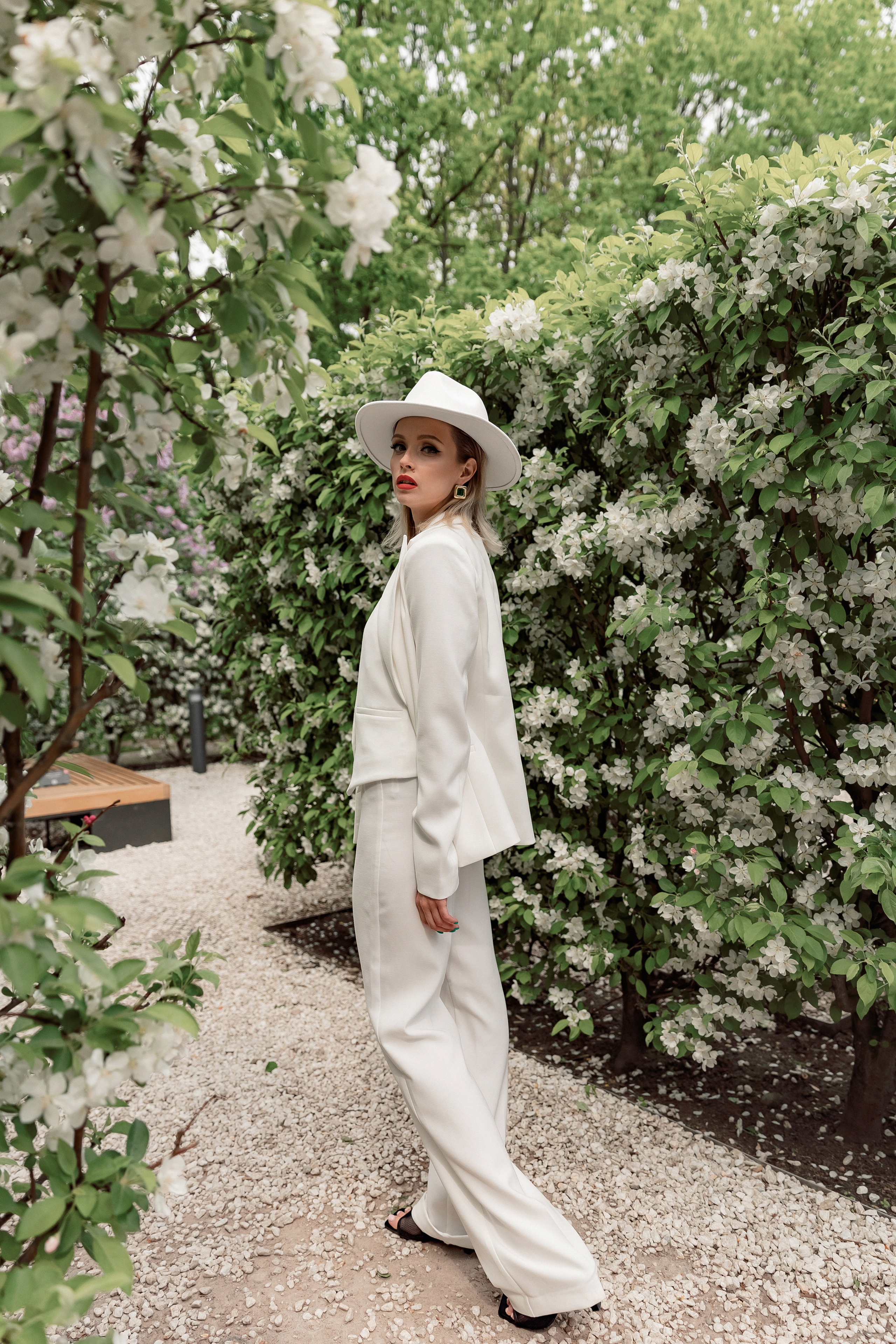 Портретная фотосессия Даши среди яблонь. Свадебный фотограф Москва