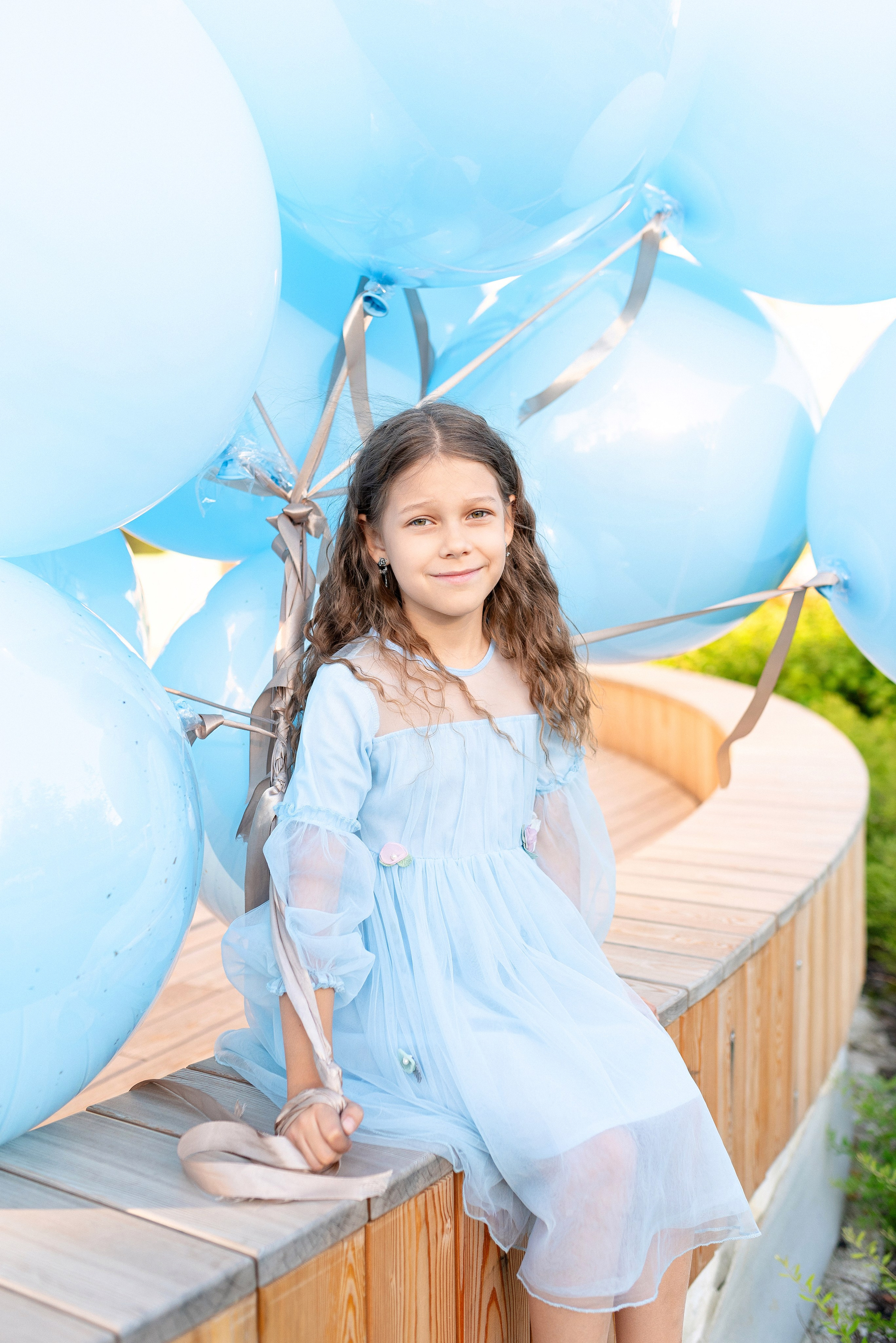 Огромные голубые воздушные шары от ШарЛэнд над живописным городским пейзажем Сургута, снятые фотографом Анной Старцевой.