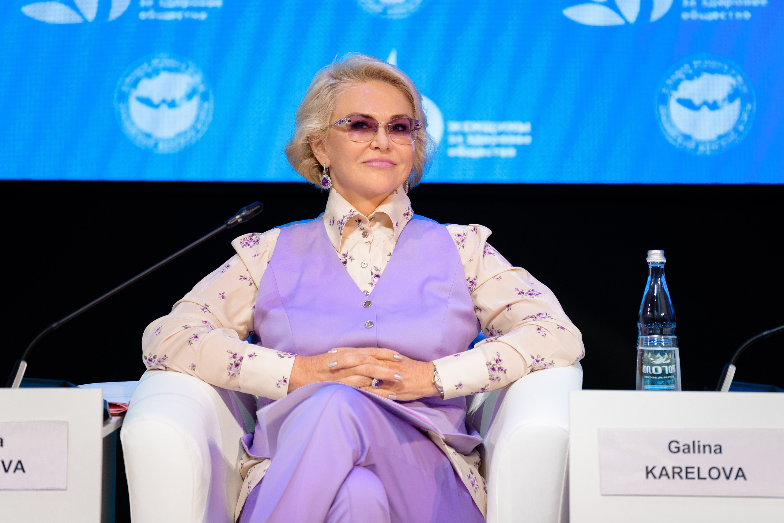 Выставки: Фотография с выставки, на которой посетители изучают представленные экспонаты. Скворцова Вероника. Татьяна Голикова. Михаил Мурашко. Единая Россия. Дума. Министр Здравоохранения. ФМБА. Правительство России. Фотография с форума, на которой участники активно участвуют в дискуссии. Форум здоровое общество