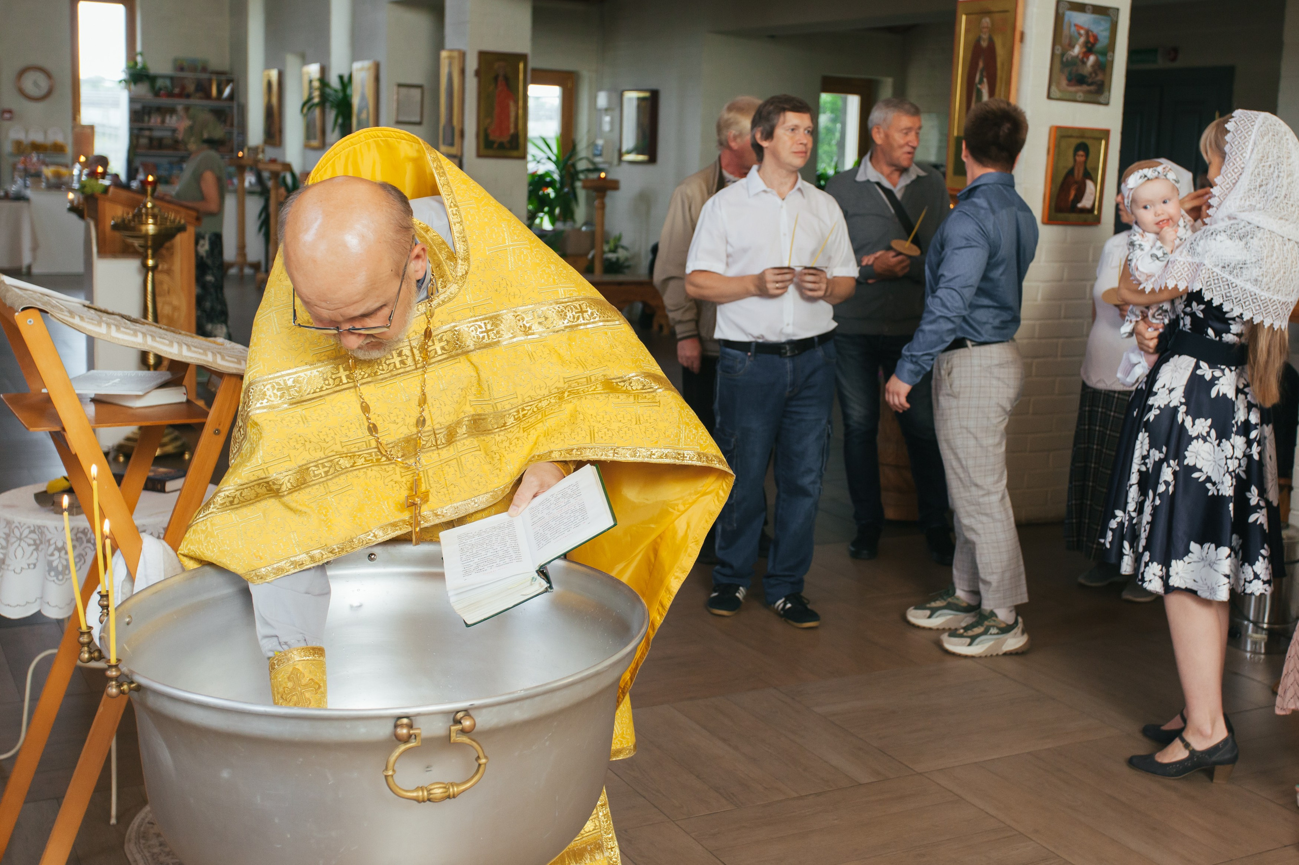 Крещение храм Сошествия святого Духа, г. Колпино. Фотограф на крещение в Санкт Петербурге