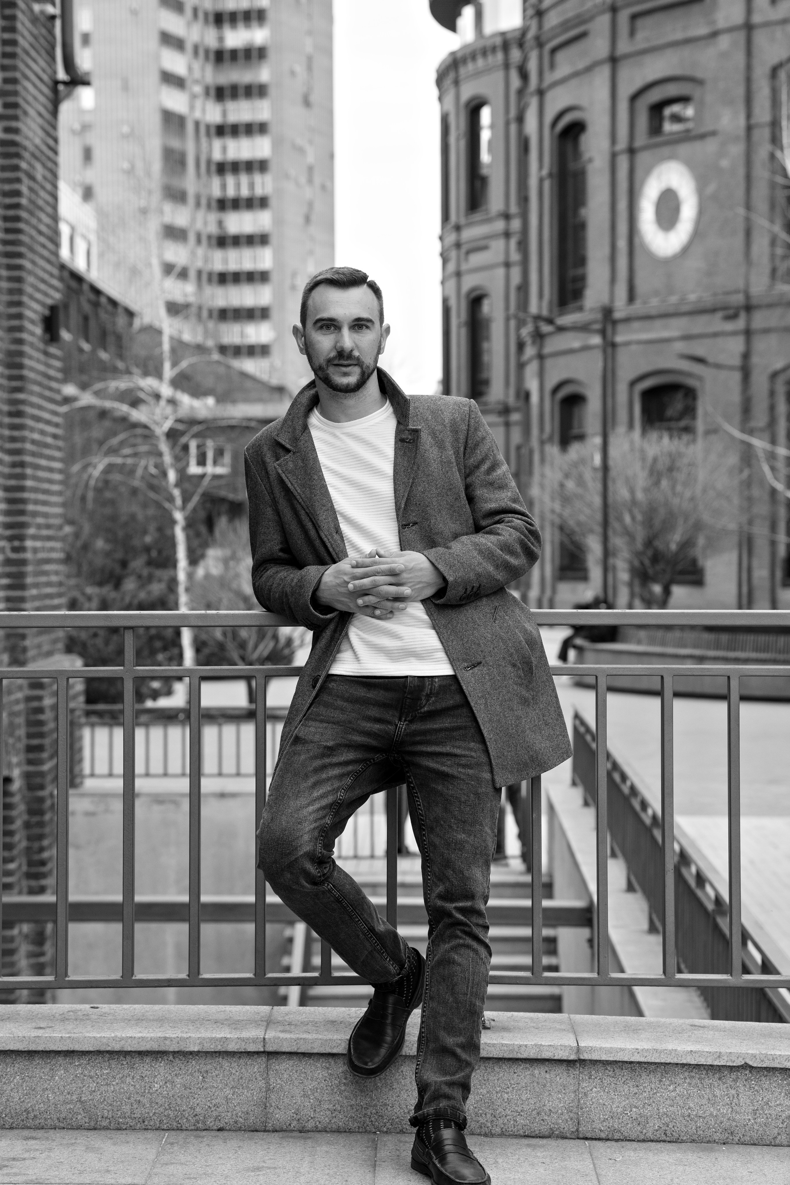 Мужская фотосессия на улице. Профессиональный фотограф в Москве