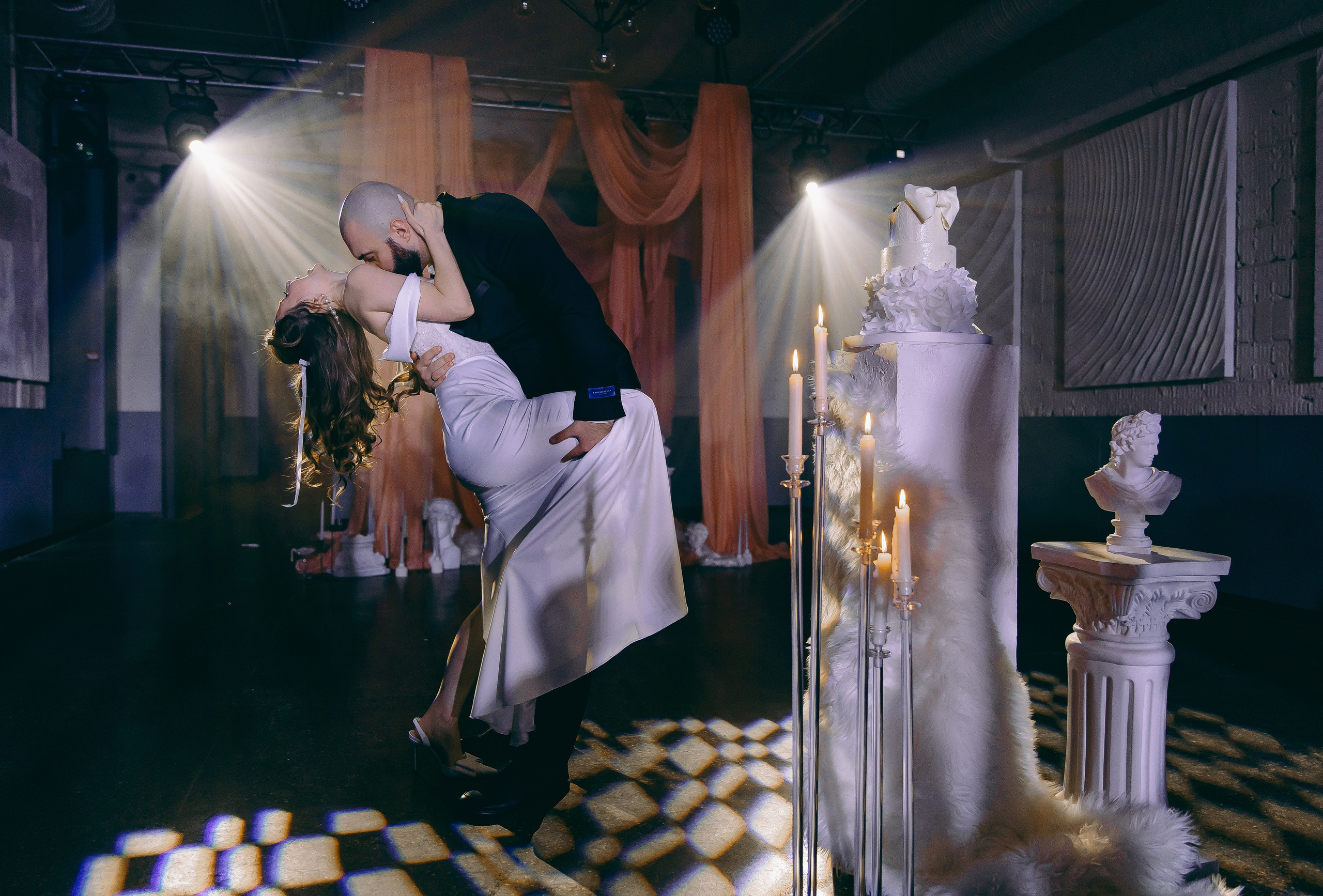 История торта Олеси и Владимира. Свадебный и семейный фотограф в Рязани Саша Крутых