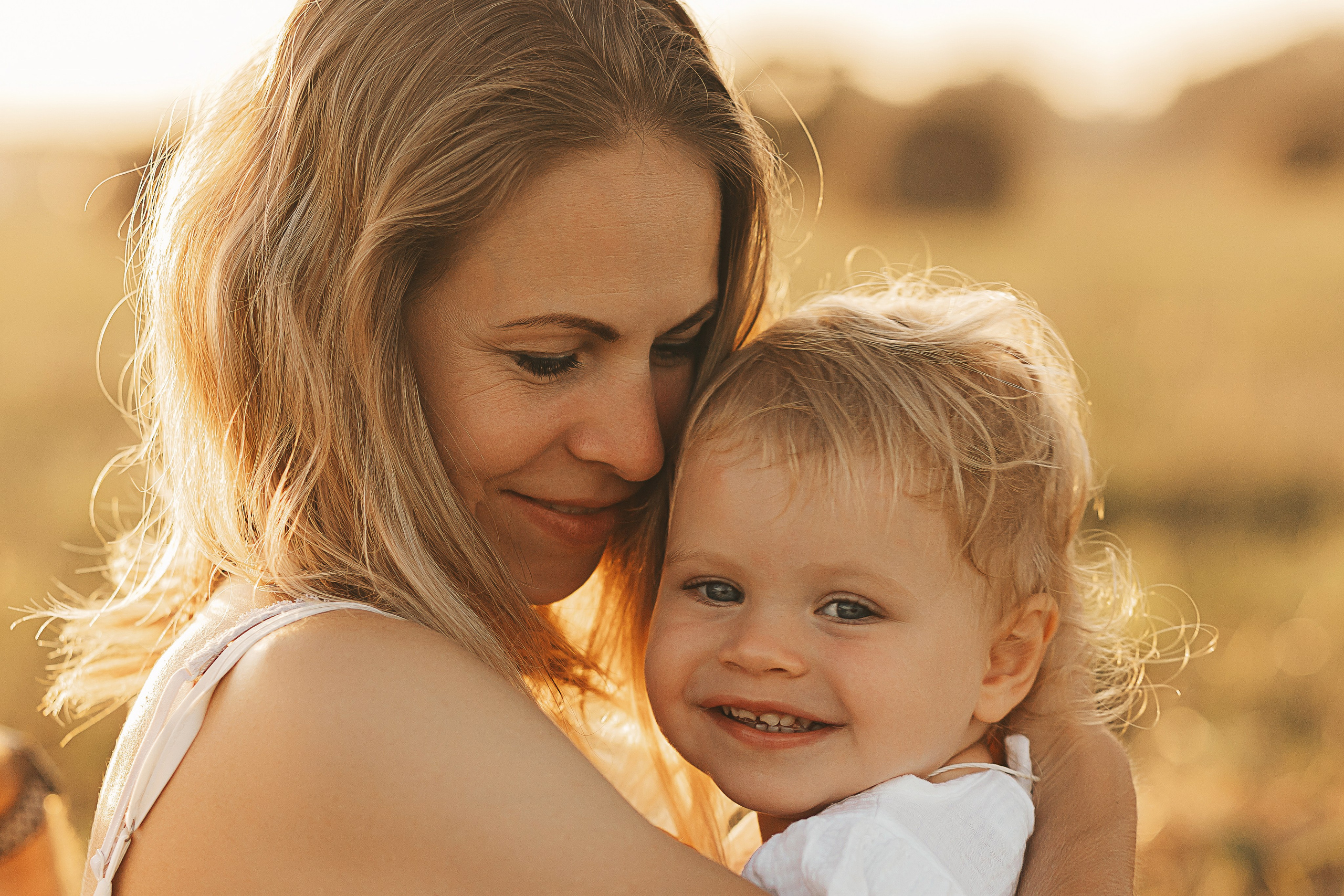 Фотосессия в поле со стогами. Семейный и женский фотограф в Москве Надежда Воробьева