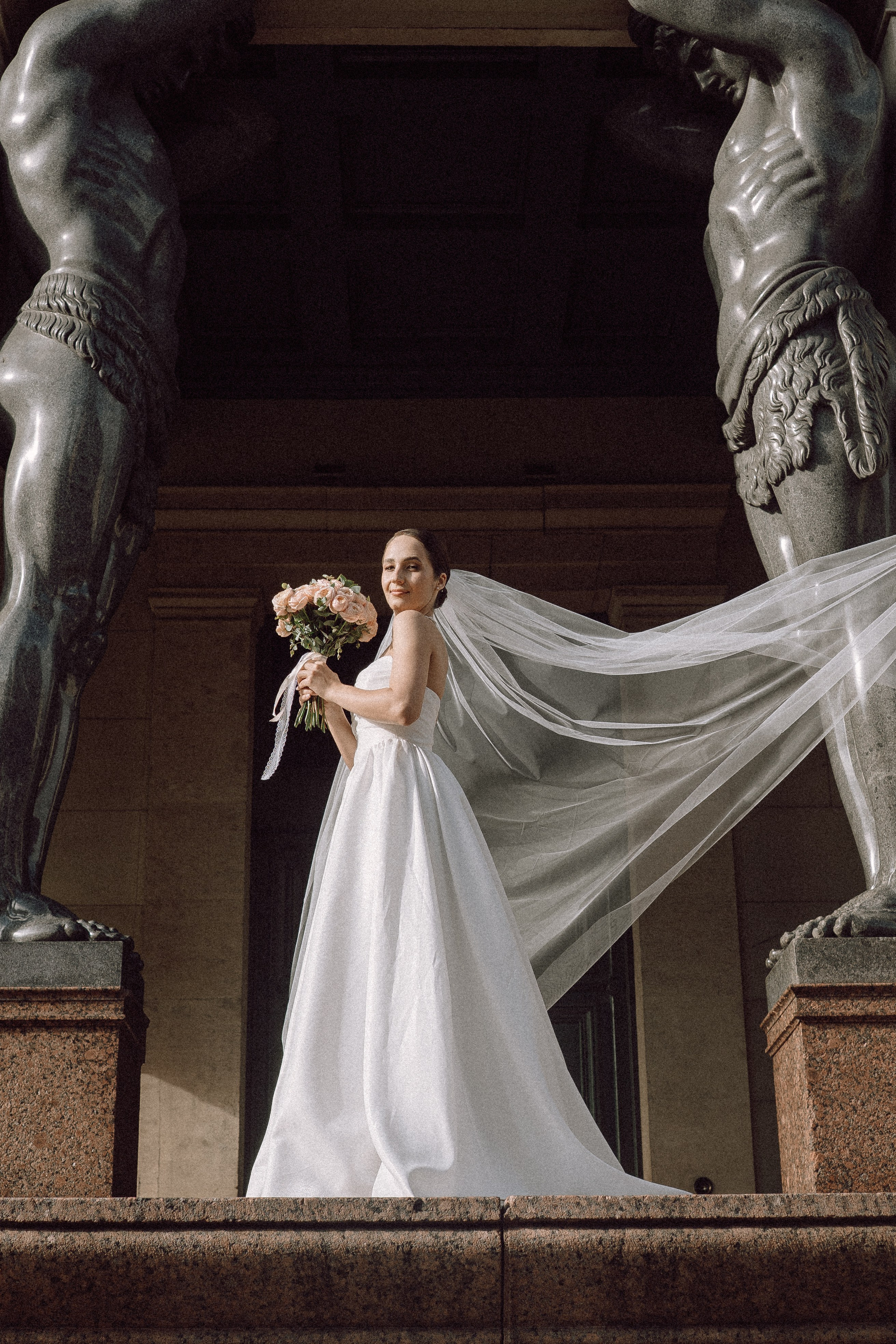 СВАДЕБНАЯ ПРОГУЛКА В САНТК-ПЕТЕРБУРГЕ (ИСАКИЕВСКИЙ СОБОР, ЗИМНЯЯ КАНАВКА, ЭРМИТАЖ И БОЛЬШАЯ МОРСКАЯ УЛИЦА). Профессиональный фотограф, Санкт-Петербург — Виктория Богомолова