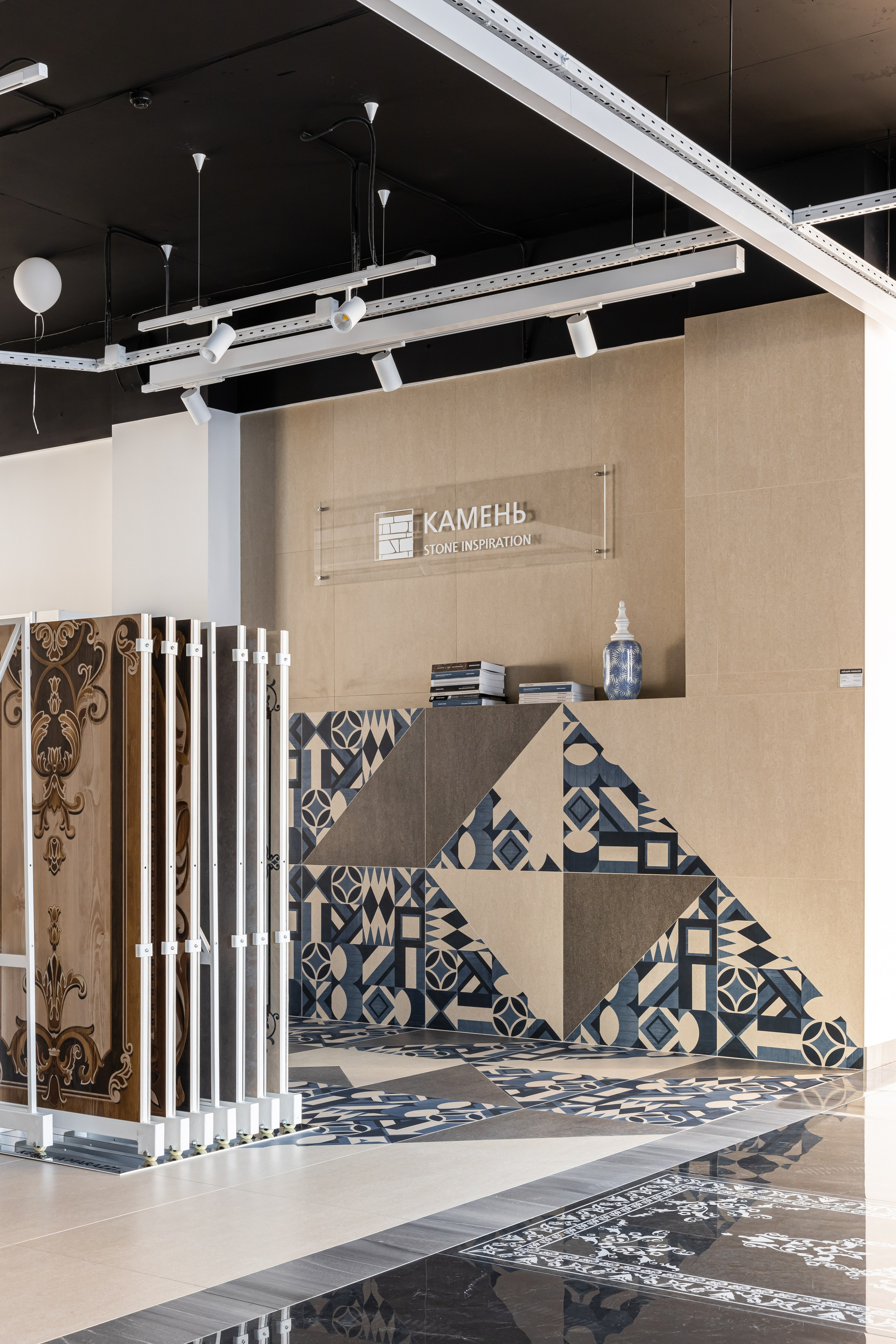 Флагманский магазин KERAMA MARAZZI, г. Киров. Дизайнер\стилист Анна Исупова. Иван Благушин. Интерьерный и архитектурный фотограф в Москве и Санкт-Петербурге