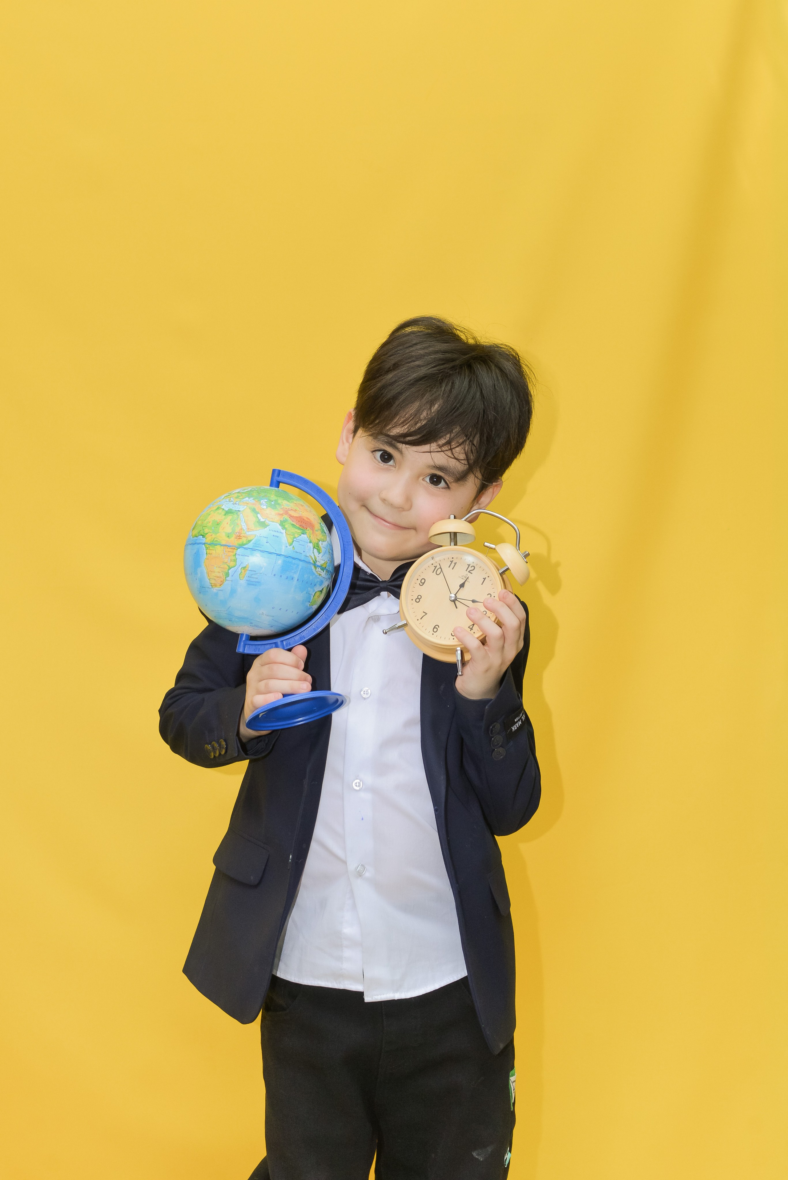 2 класс. На жёлтом фоне. «Веселые карандаши». Детский и школьный фотограф в Костанае Рабига Сейткенова