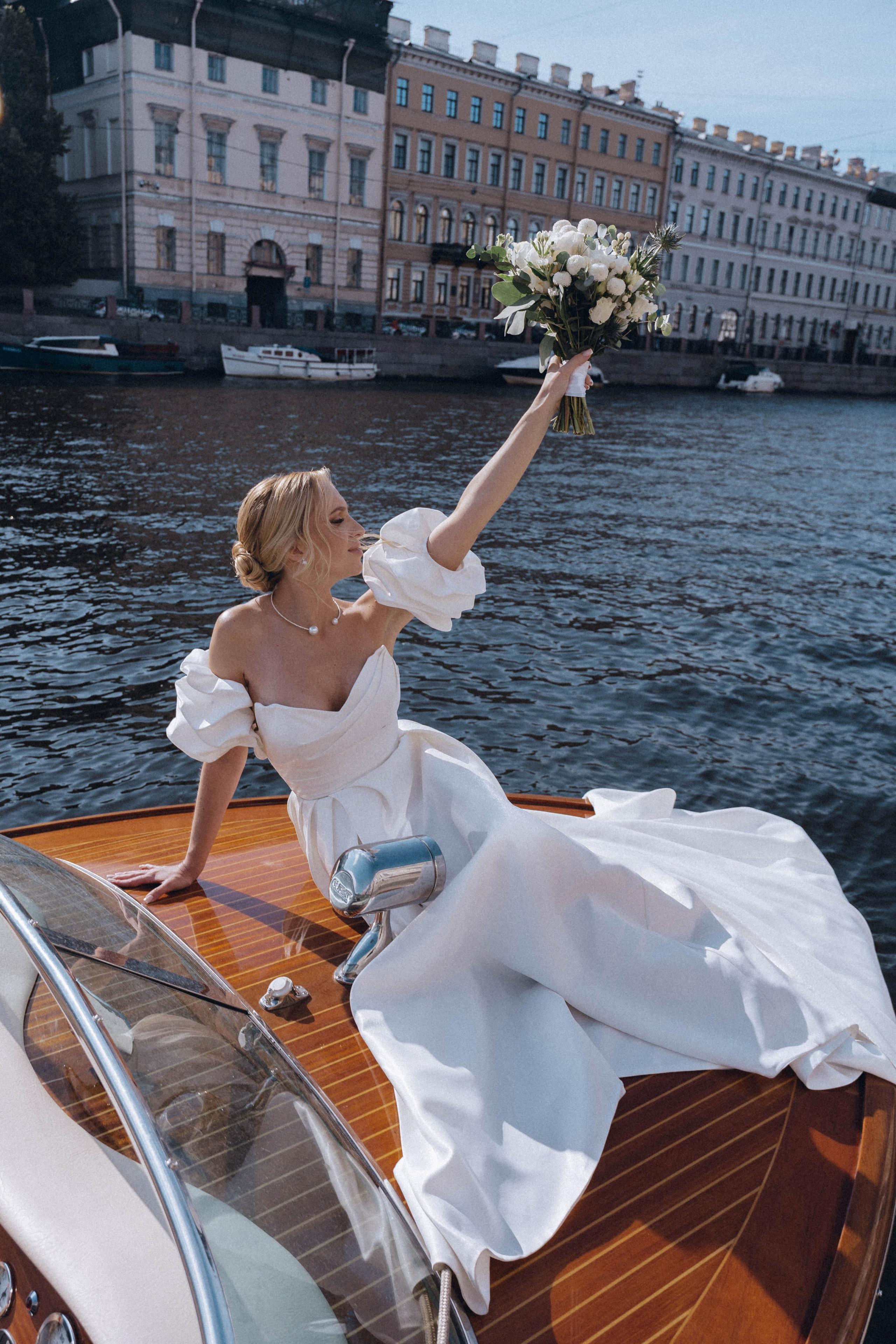 СВАДЕНБНАЯ СЬЕМКА НА КАТЕРЕ ПО КАНАЛАМ САНКТ-ПЕТЕРБУРГА И В АКВАТОРИИ НЕВЫ. Профессиональный фотограф, Санкт-Петербург — Виктория Богомолова