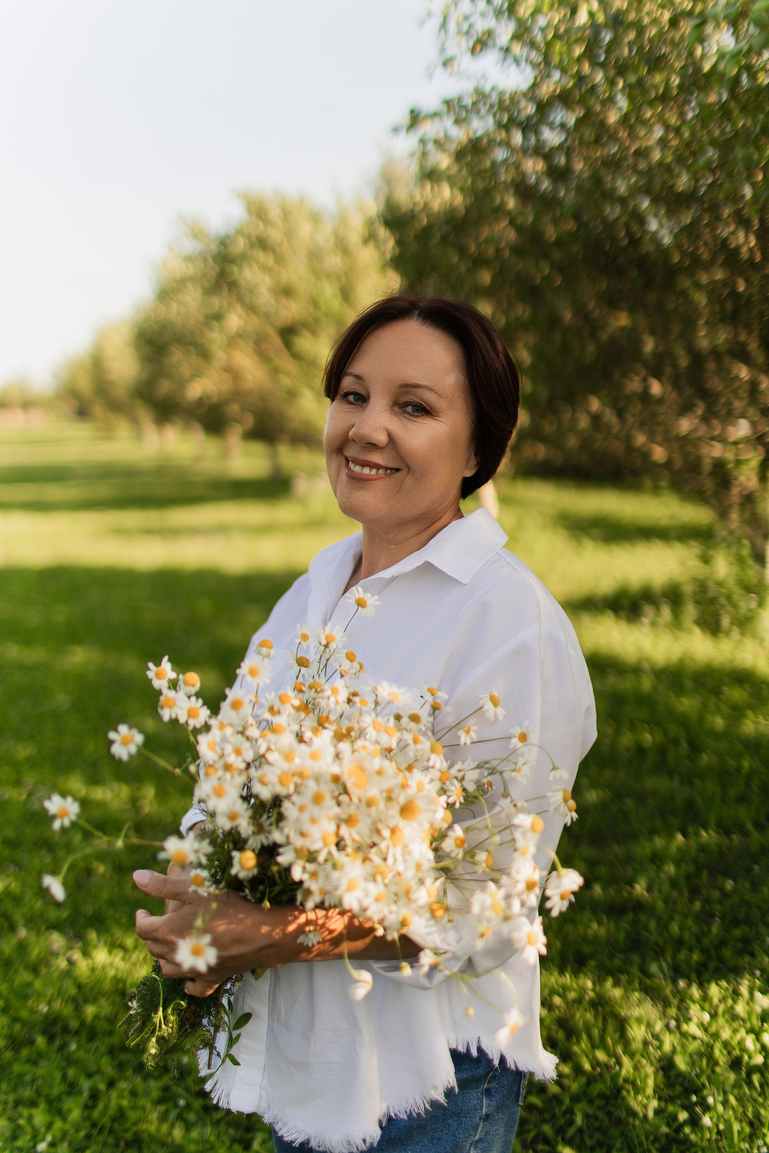 Летний день в парке. Семейная съемка — это красивый способ признаться своей семье в любви