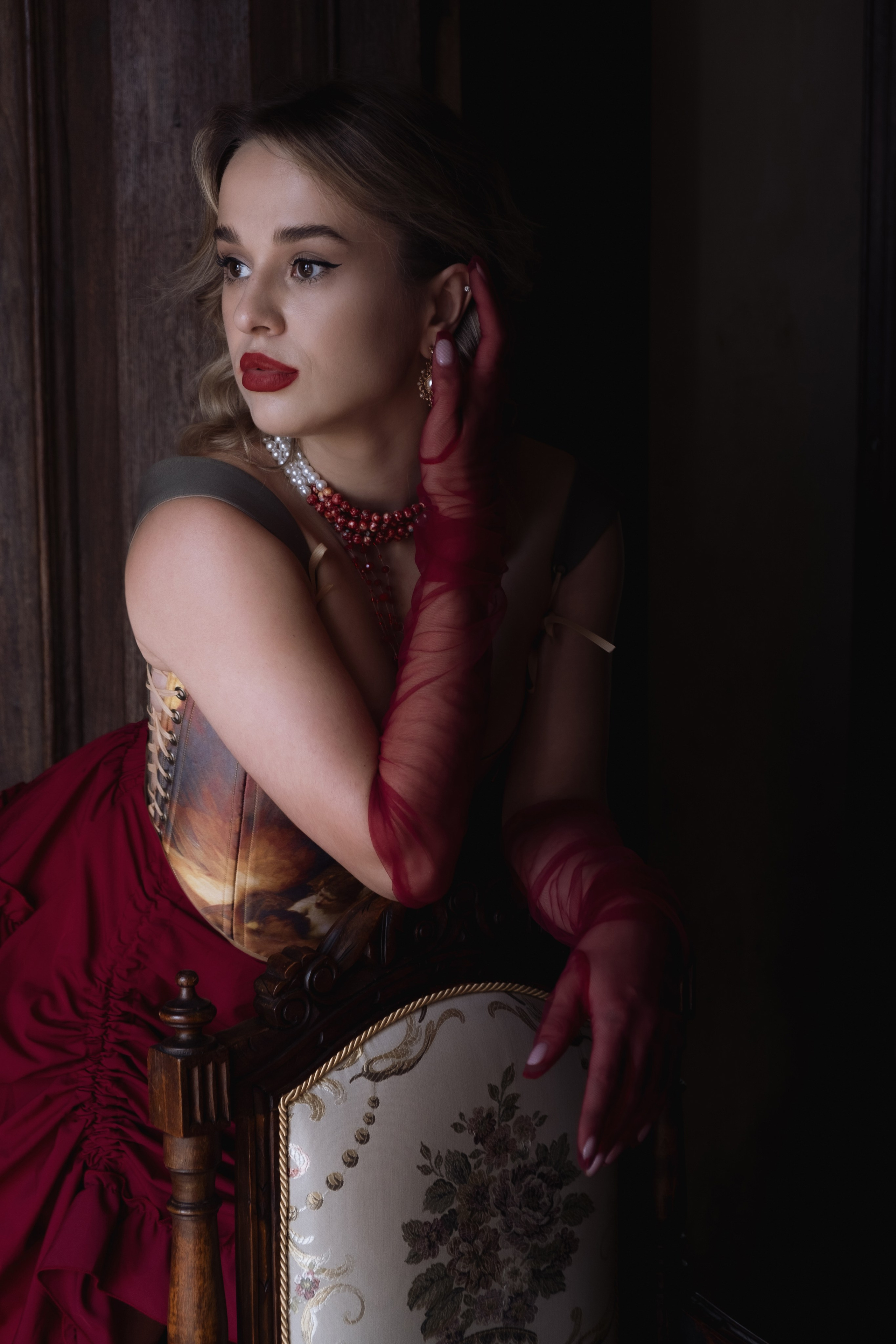 Портретная съёмка в студии в образе с красными перчатками