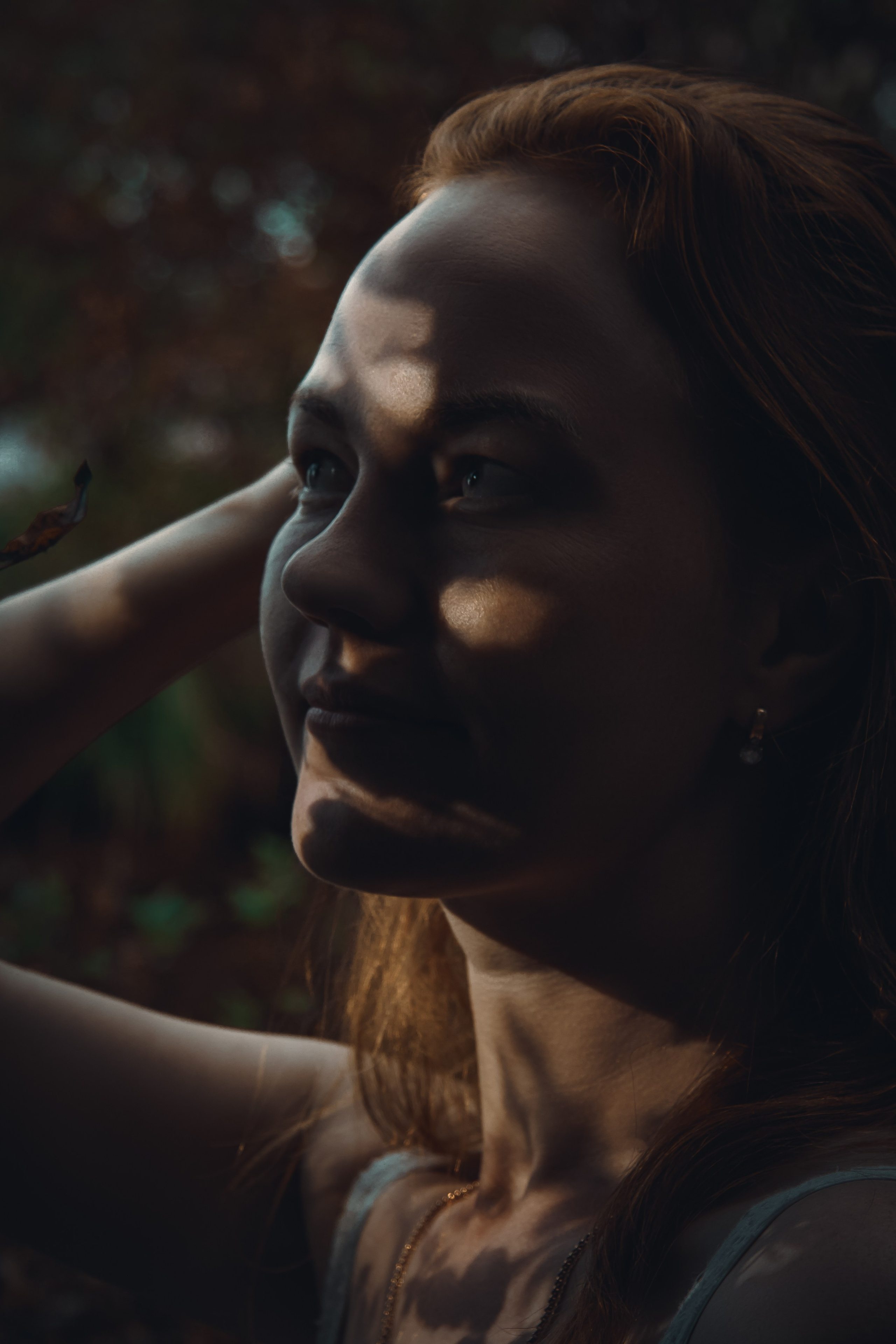 Красивые лучи солнца нежно лежат лице.