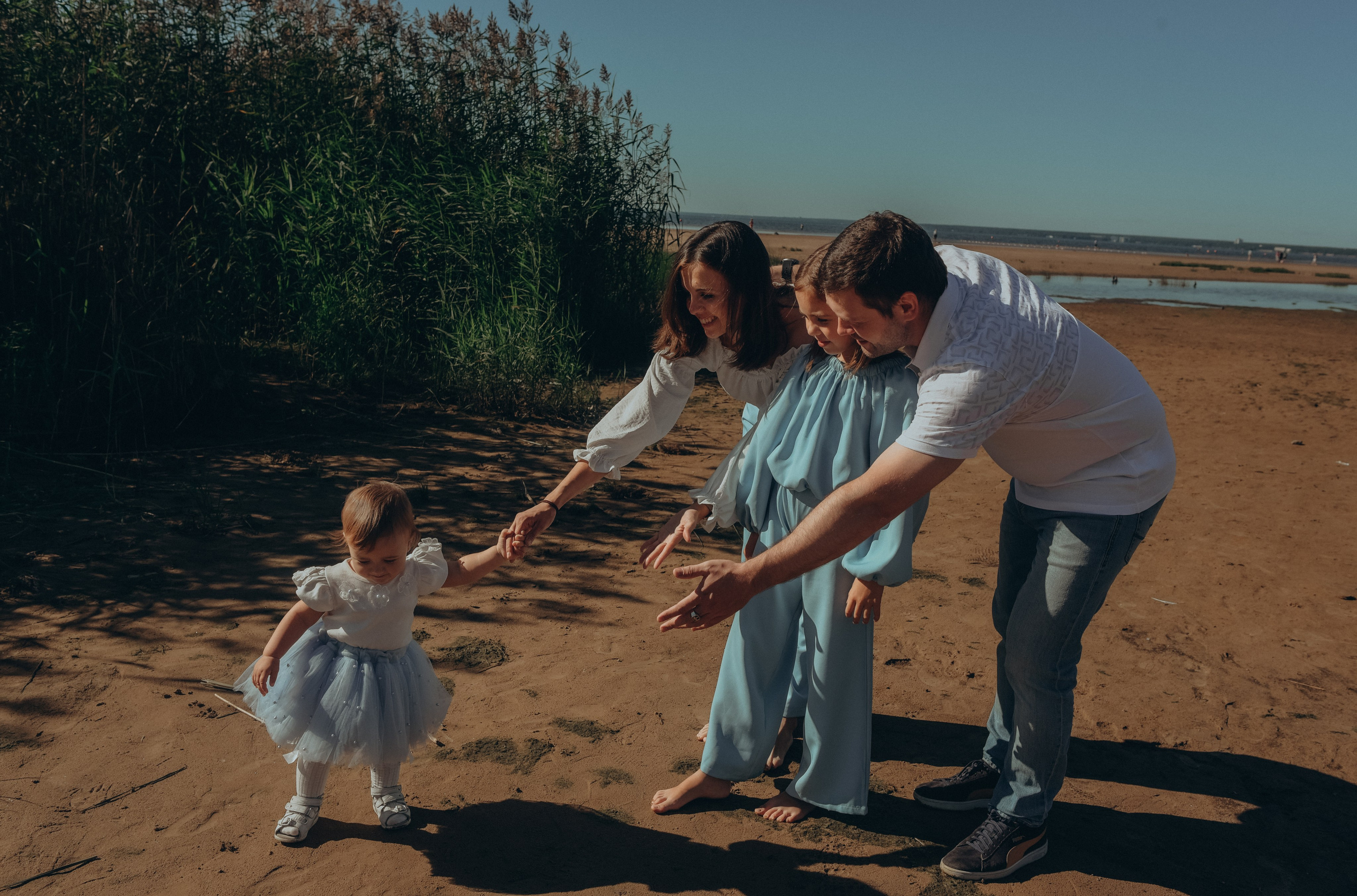 Семейная фотопрогулка на заливе. Алена Виталий Илона Ника. Семейный и свадебный фотограф в Санкт-Петербурге Яна