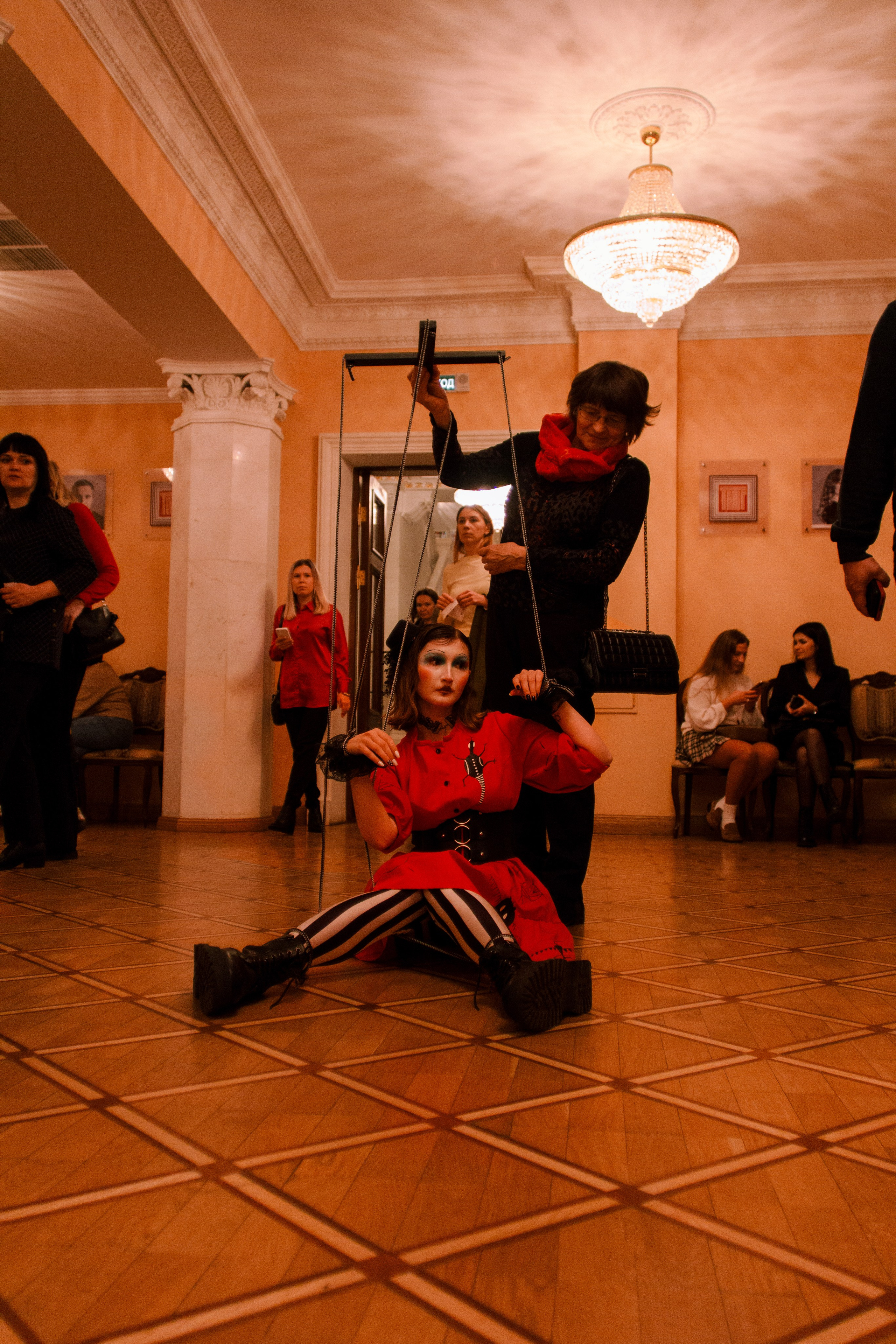 День из жизни марионетки