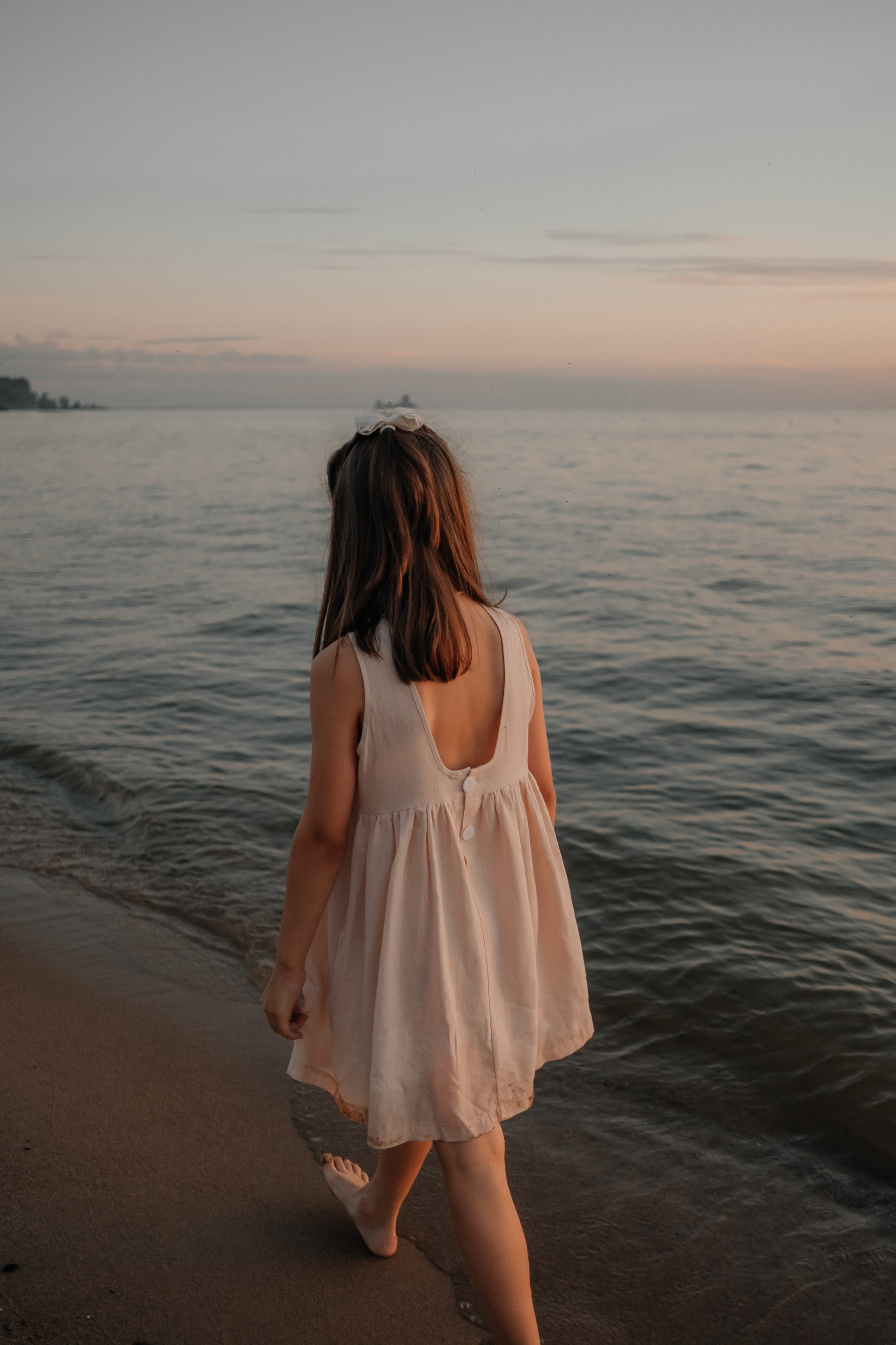 Катя с дочками на берегу. Фотограф в Новосибирске Диана Ильиных