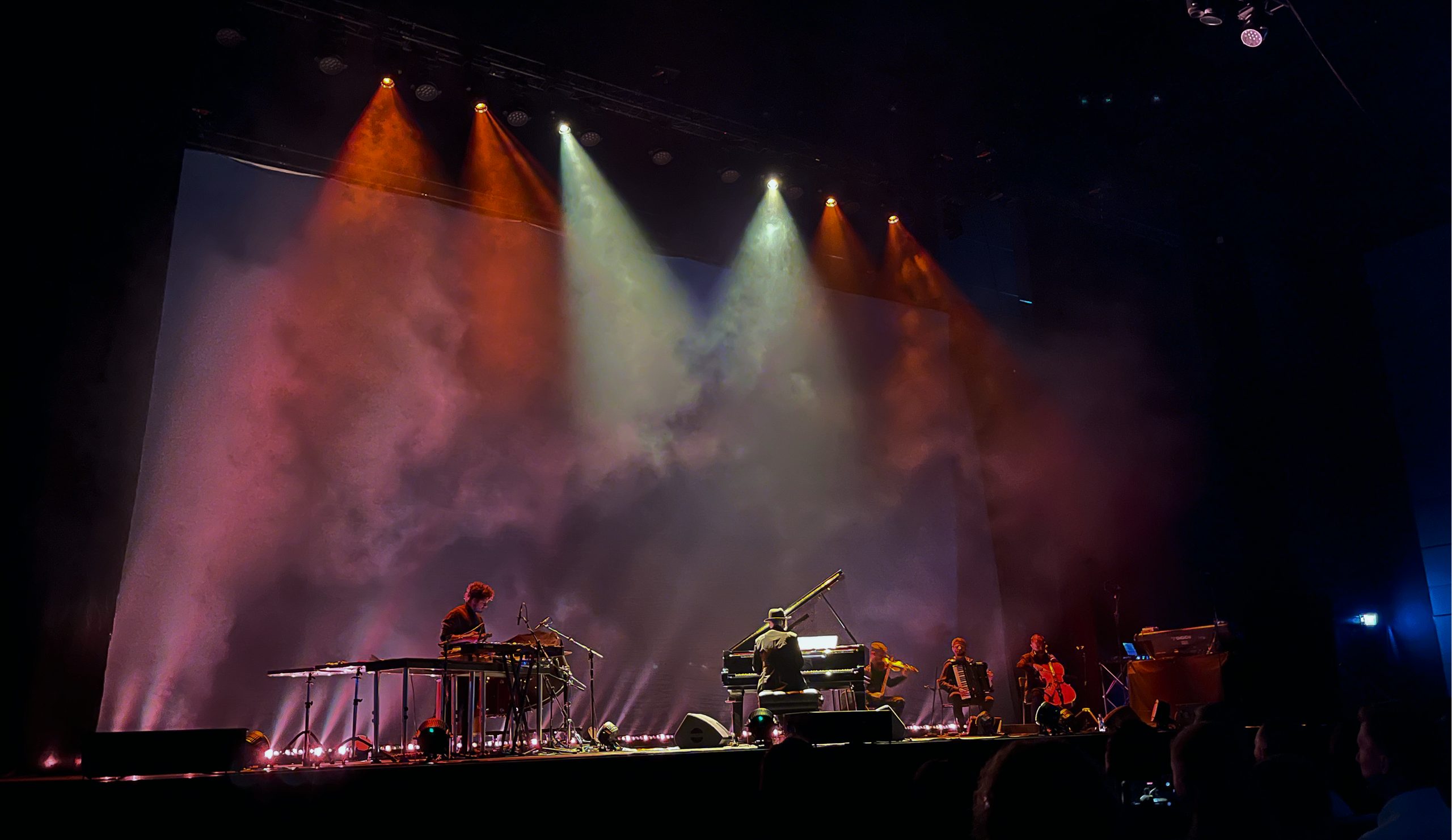 Организация мероприятий в Азии: концерты, вечеринки, бизнес-ужины, конференции. Аренда сценического оборудования, светодиодных экранов. CREATIVE SHELL АЗИЯ