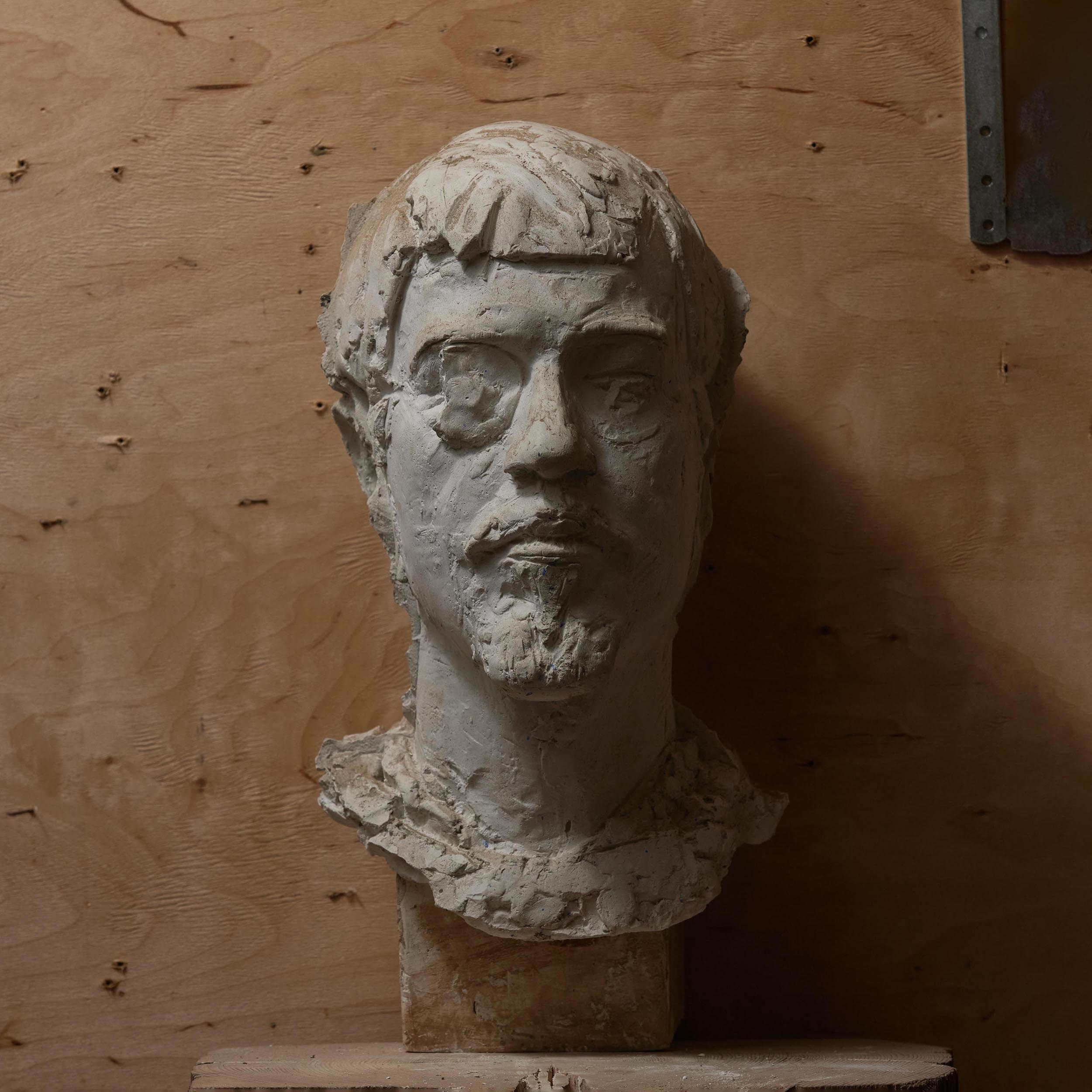 Портреты и бюсты современных молодых людей в искусстве.