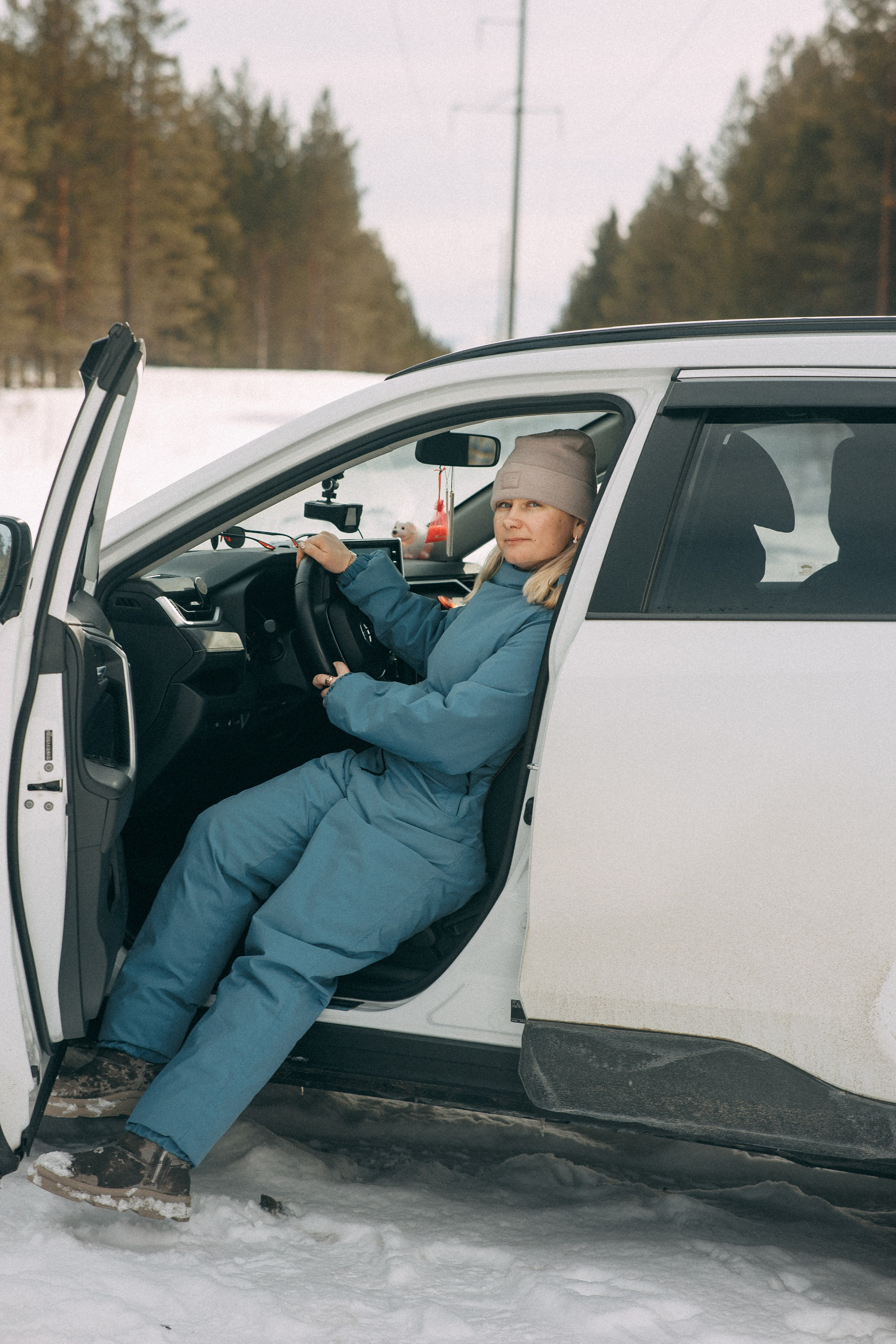 Зимняя фотосессия Анастасия и Евгений и их пёс по кличкеГранд. Артём Печерин фотограф в Оленегорске