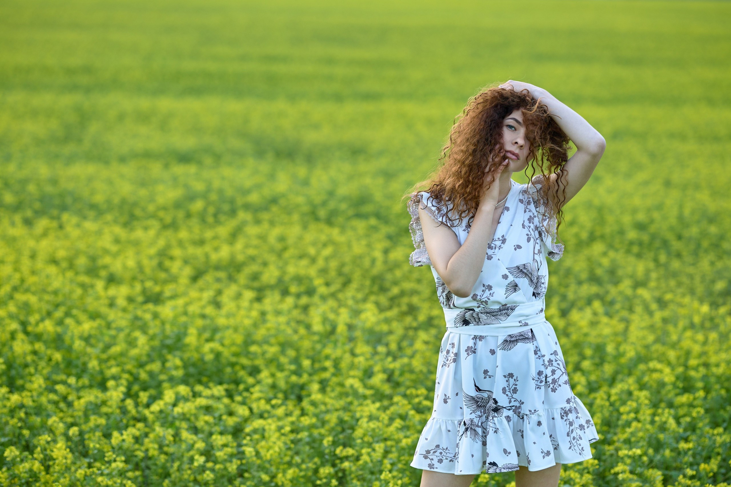 Девушка в цветущем желтом рыжиковом  поле.  Фотосессия в рапсовом поле Чебоксары Чувашия