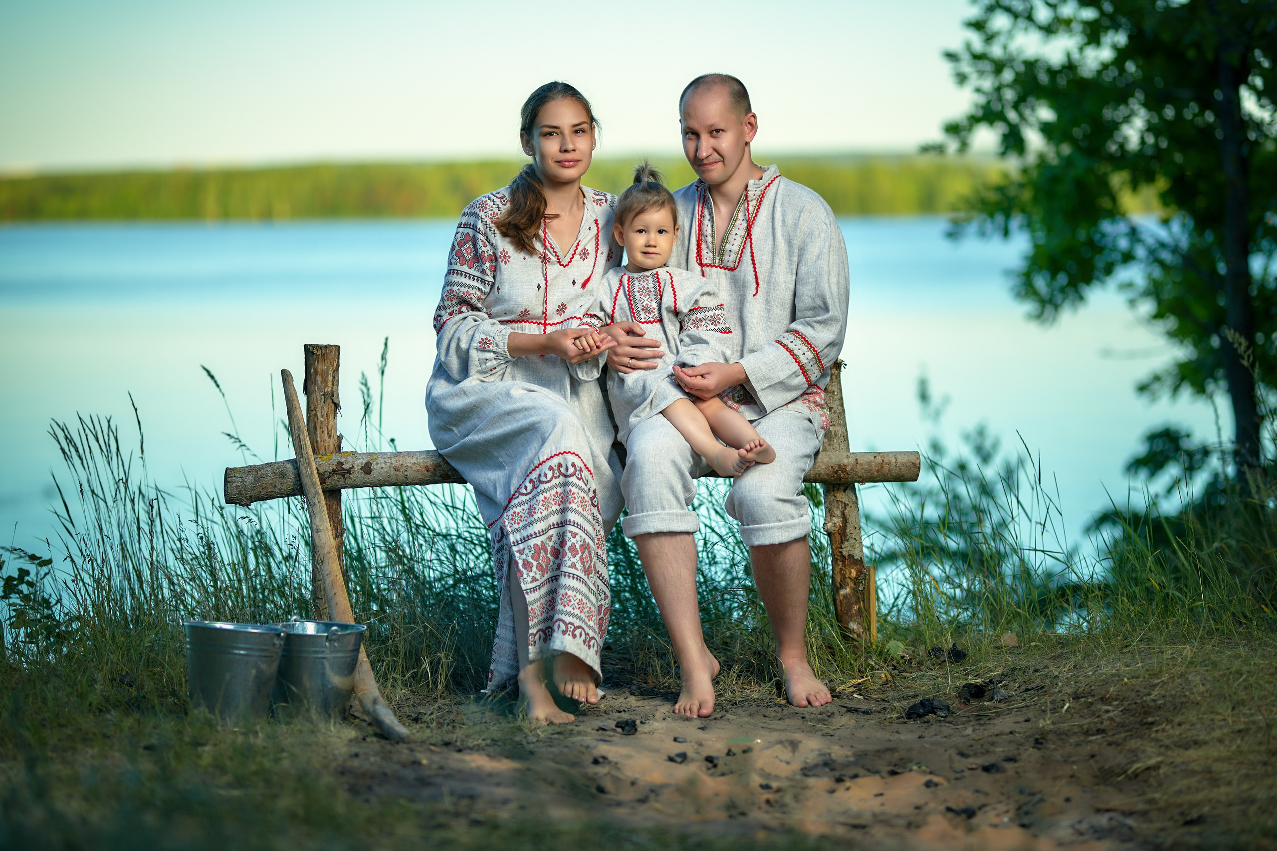 Семья на берегу Волги в праздник Ивана Купала в национальных костюмах
