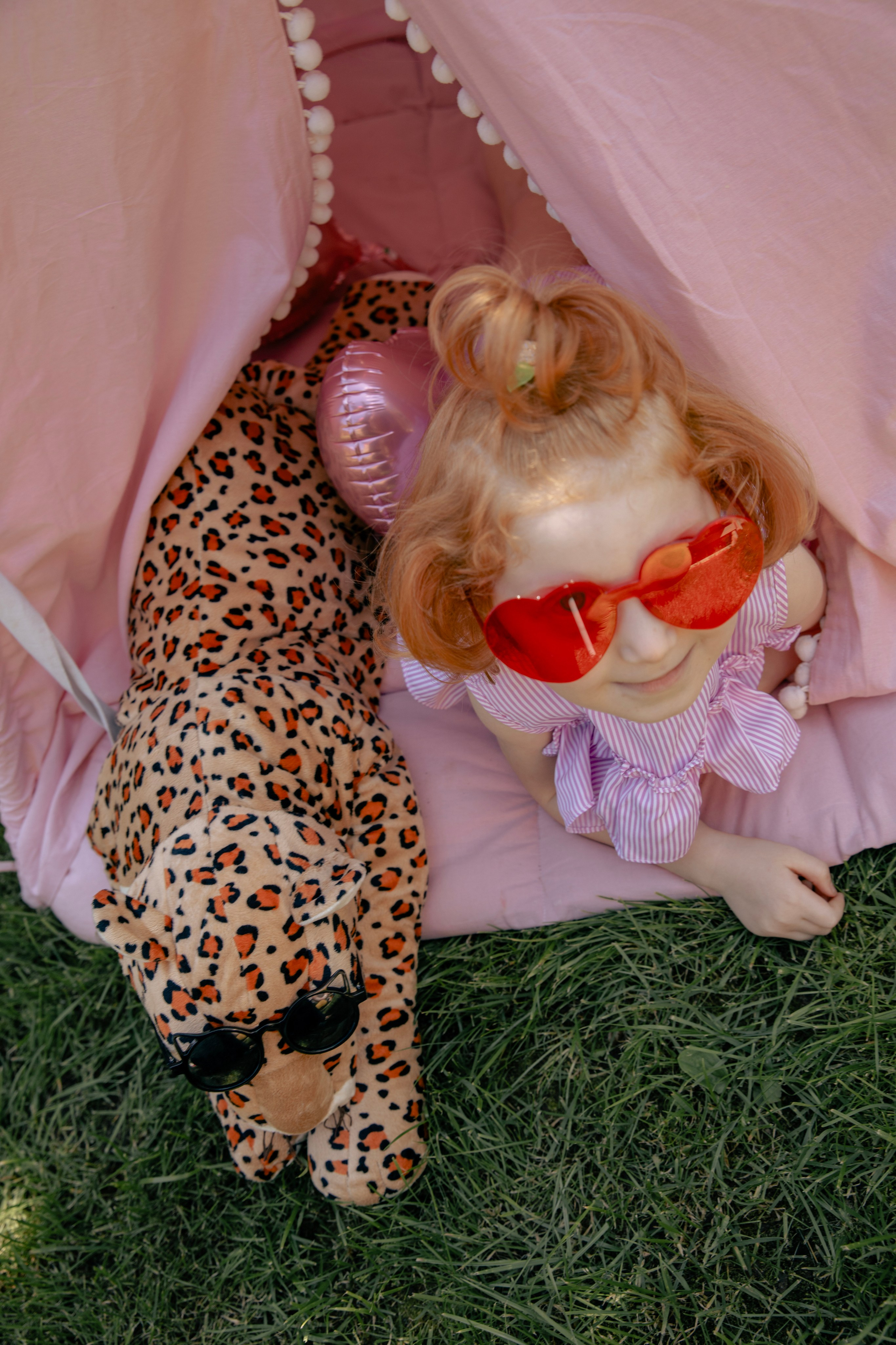 Летняя съемка девочки в саду, в бессейне, с шезлонгом, зонтиком и сахарной ватой. Фотограф новорожденных, детский фотограф  Москва.Семейная съемка Москва. Семенова Анна