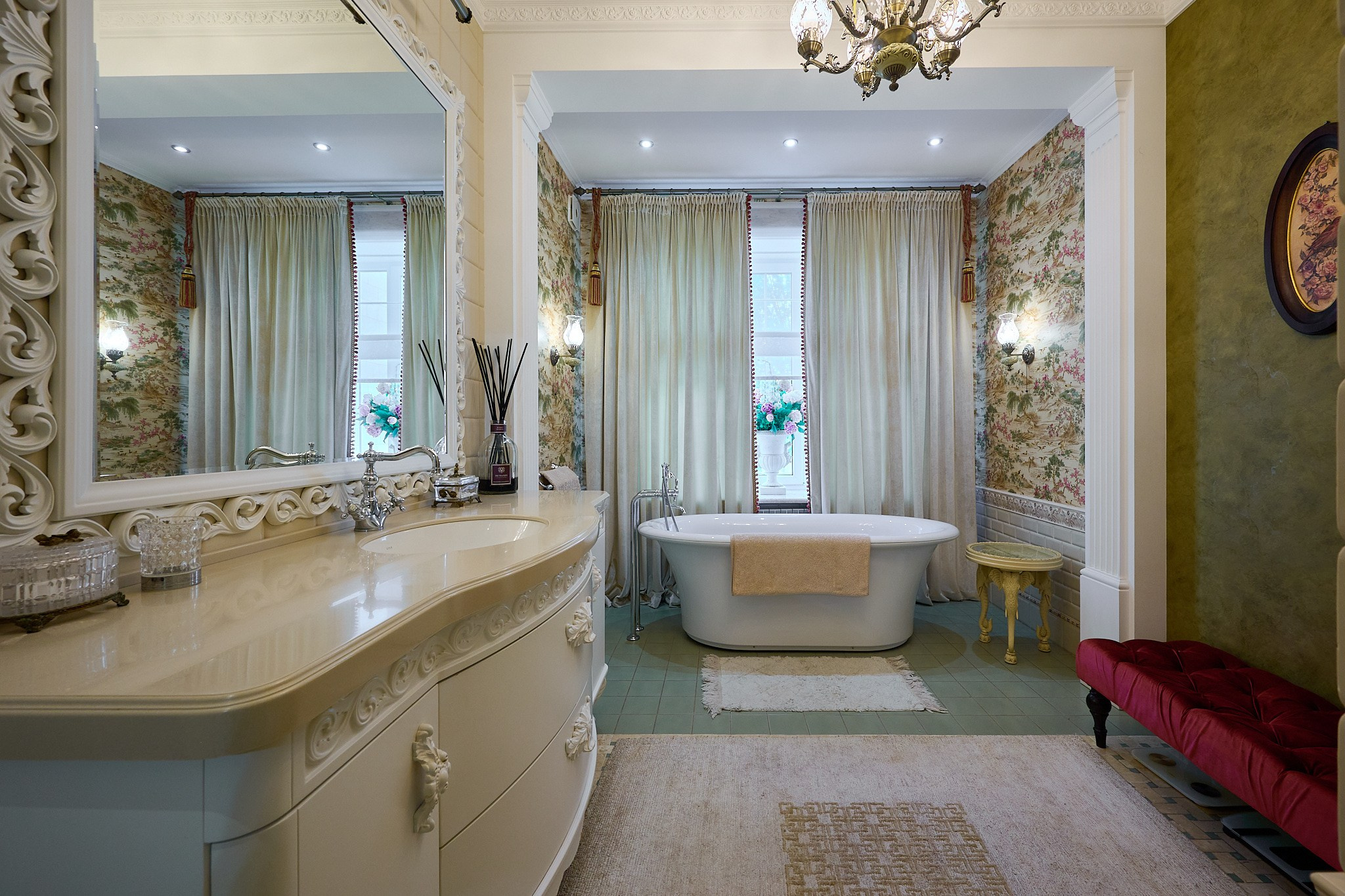 ванная комната светло голубые оттенки цветочные обои 