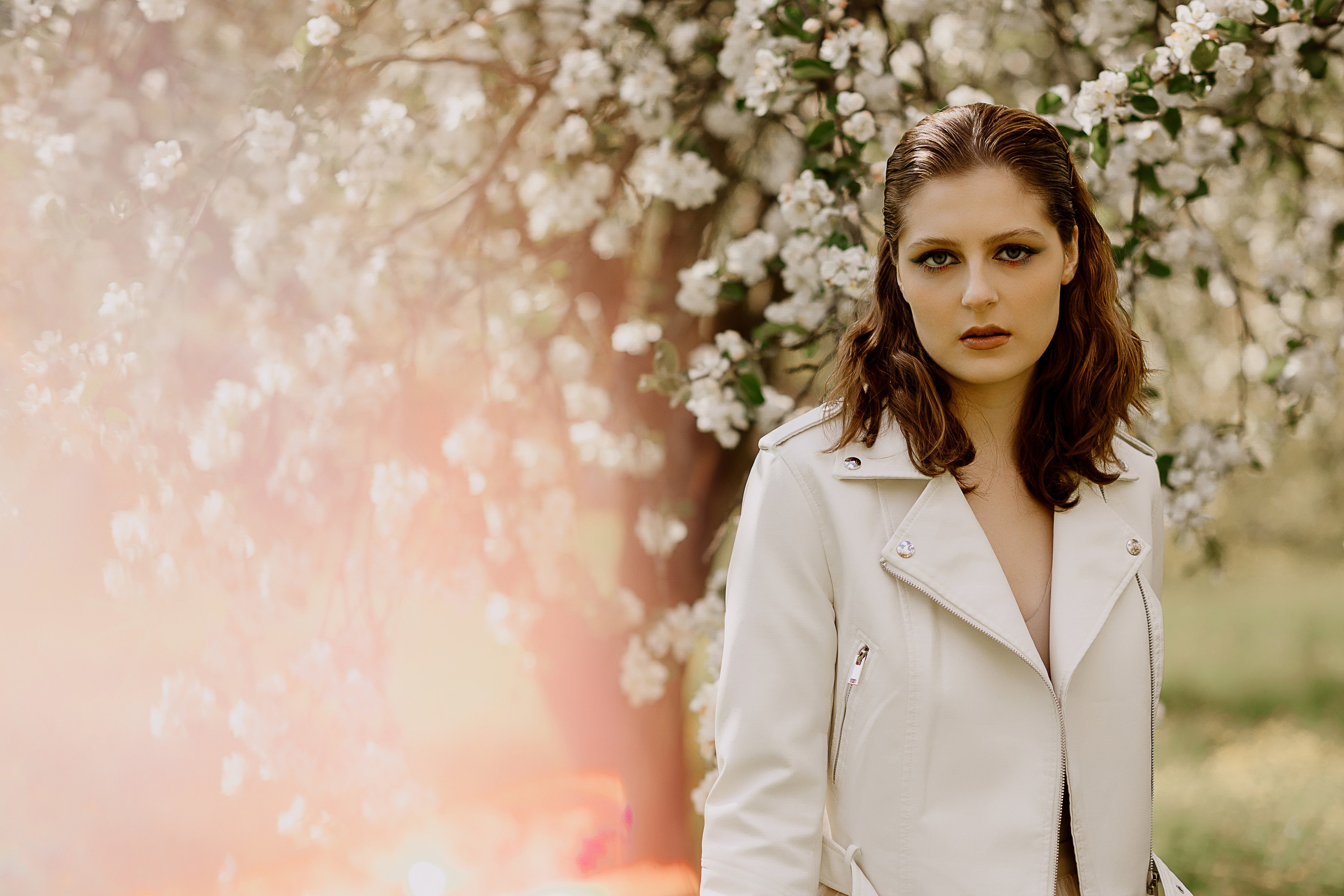 Женская фотосессия в цветущем саду. Семейный и женский фотограф в Москве Надежда Воробьева
