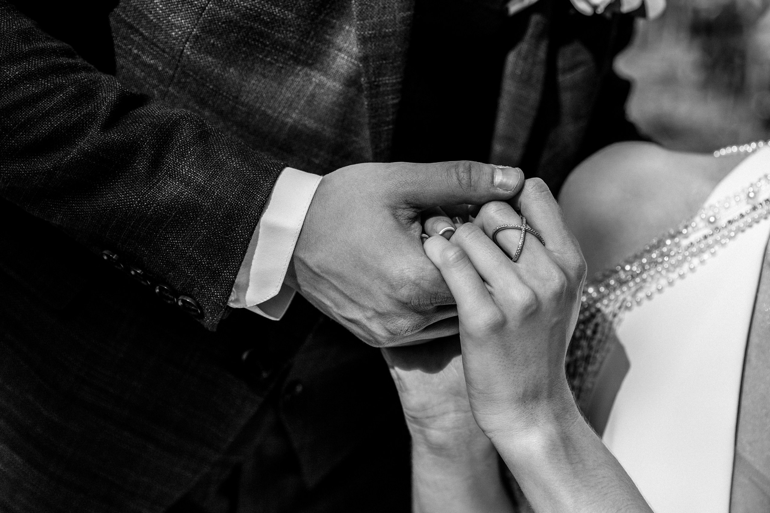 Здравствуйте! Я&nbsp;свадебный фотограф из&nbsp;Ульяновска, работаю в&nbsp;том числе по&nbsp;всей России и&nbsp;с&nbsp;выездом за&nbsp;границу. Снимаю свадьбы, lovestory, корпоративы, светский репортаж. Провожу обучение по&nbsp;фотографии, мастер-классы и&nbsp;воркшопы для других фотографов.