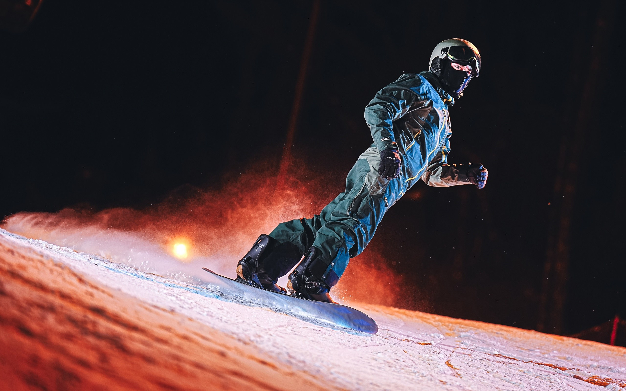 Вечерняя съёмка на склонах с использованием внешних вспышек. Фотограф Студитский Евгений