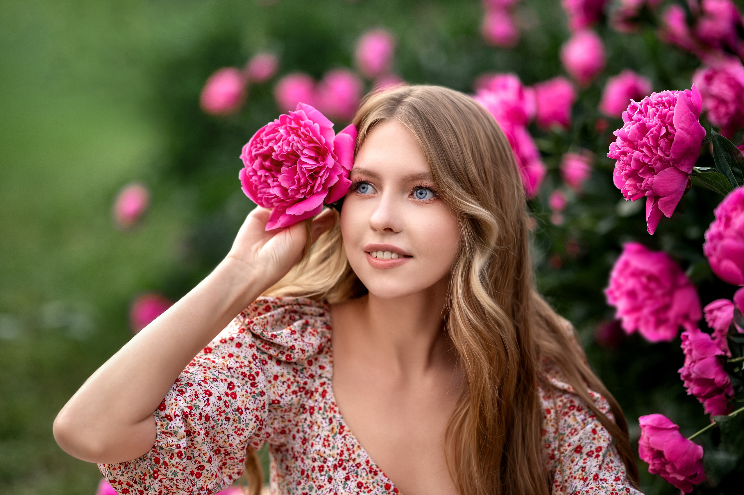 Летняя фотосессия в пионах. Фотограф Елена Сасс Москва