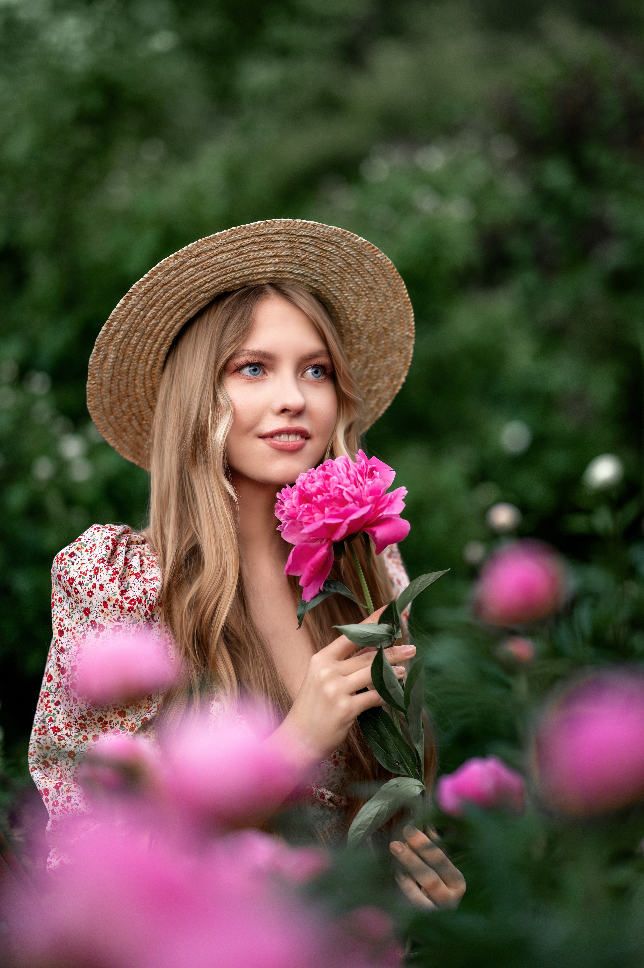 Летняя фотосессия в пионах. Фотограф Елена Сасс Москва