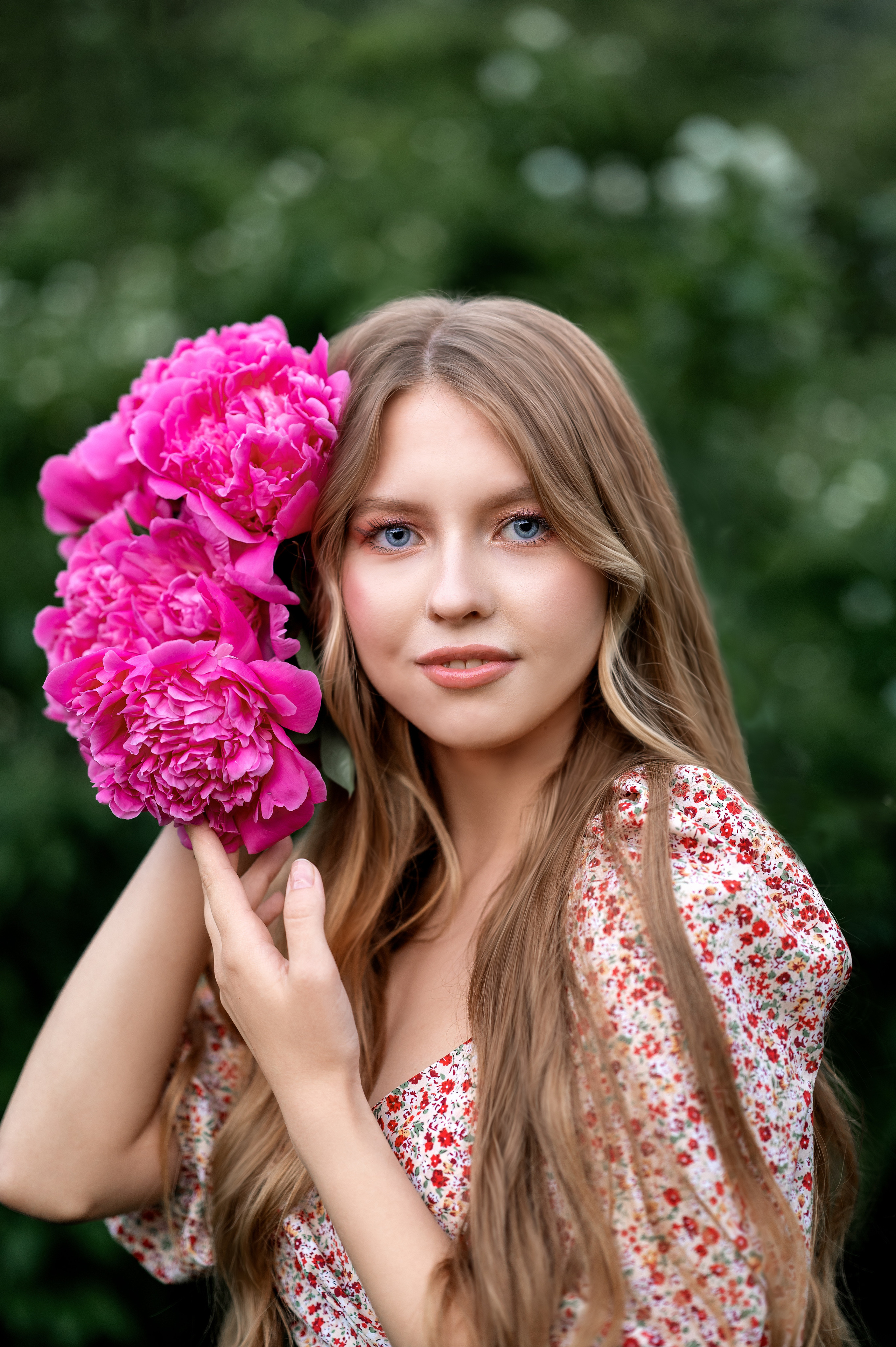 Летняя фотосессия в пионах. Фотограф Елена Сасс Москва