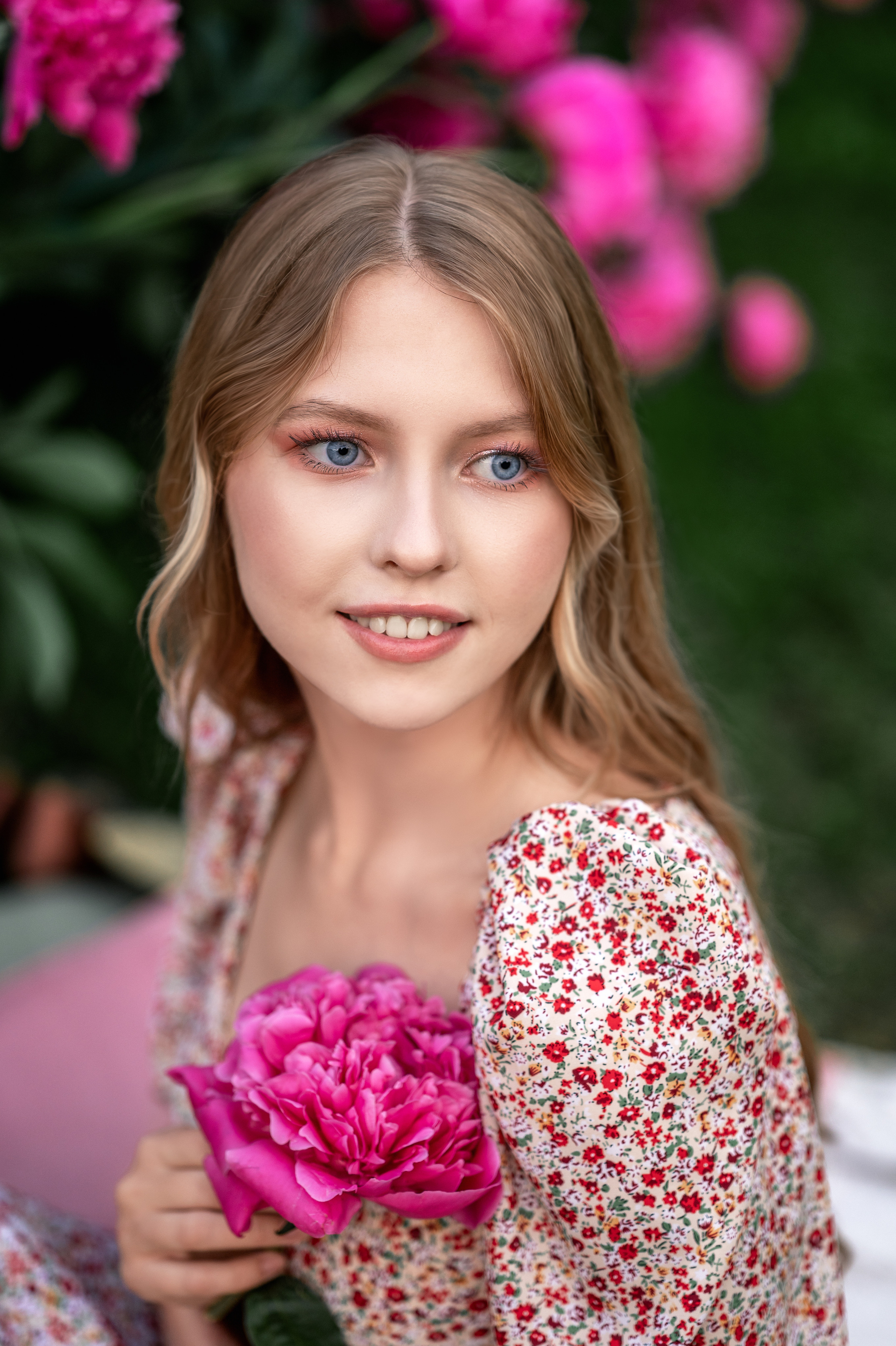 Летняя фотосессия в пионах. Фотограф Елена Сасс Москва