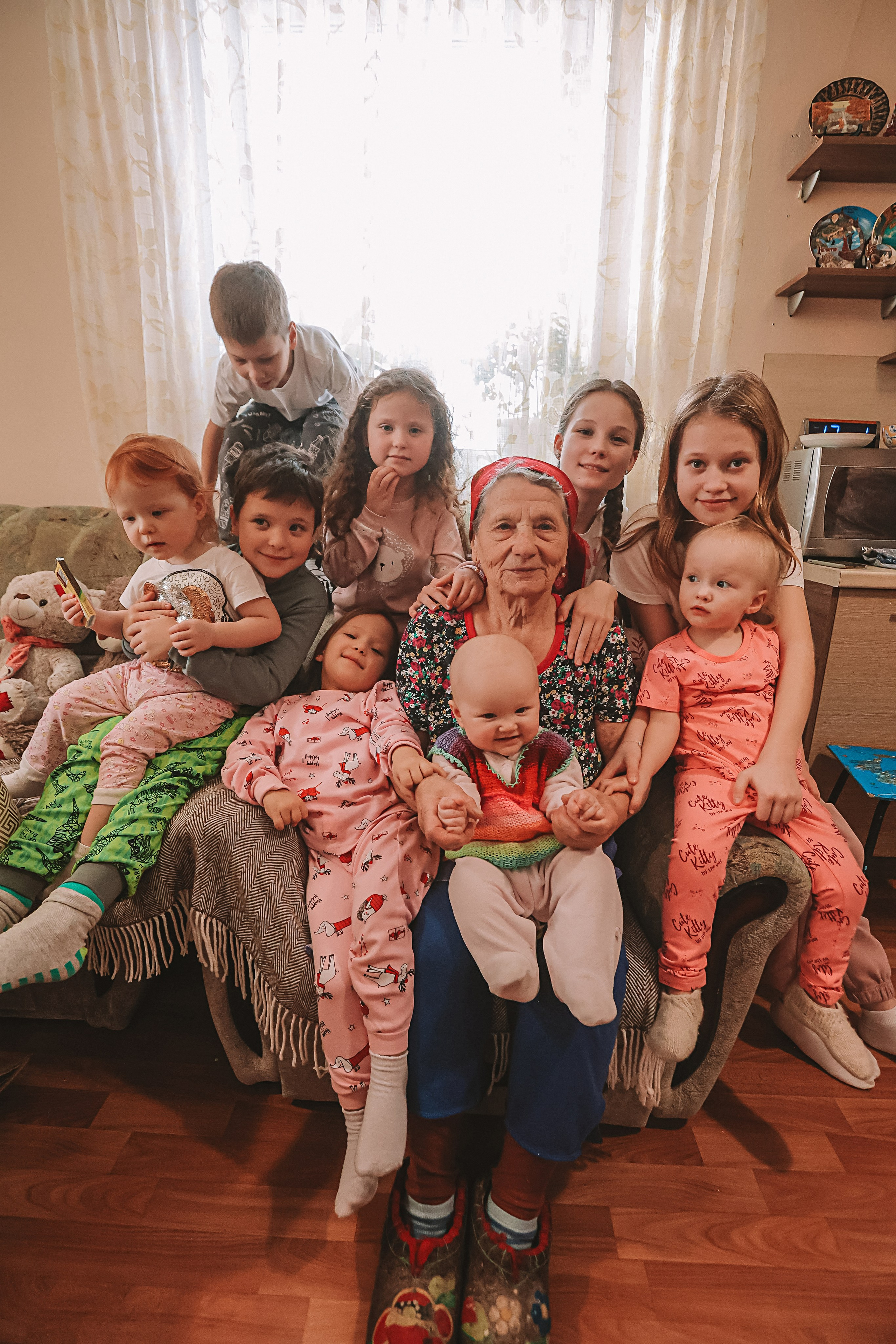 Большая семья репортаж. Семейный фотограф Тюмень, фотограф на роды Салмина Мария