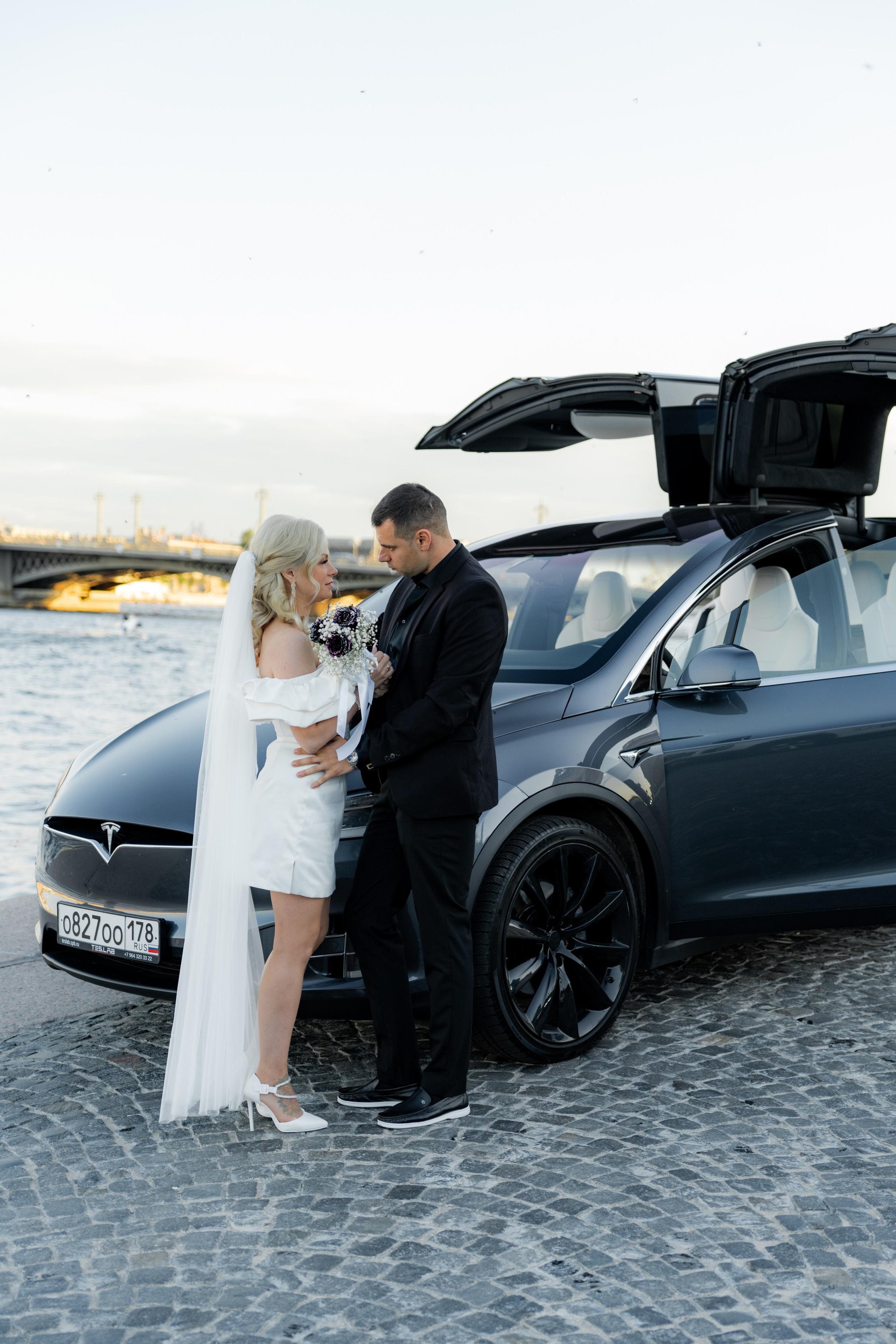 «Англетер». Свадебная романтика. Tesla X. Вечерняя свадебная фотосесси. Свадебный фотограф Александр Невский в Санкт-Петербурге