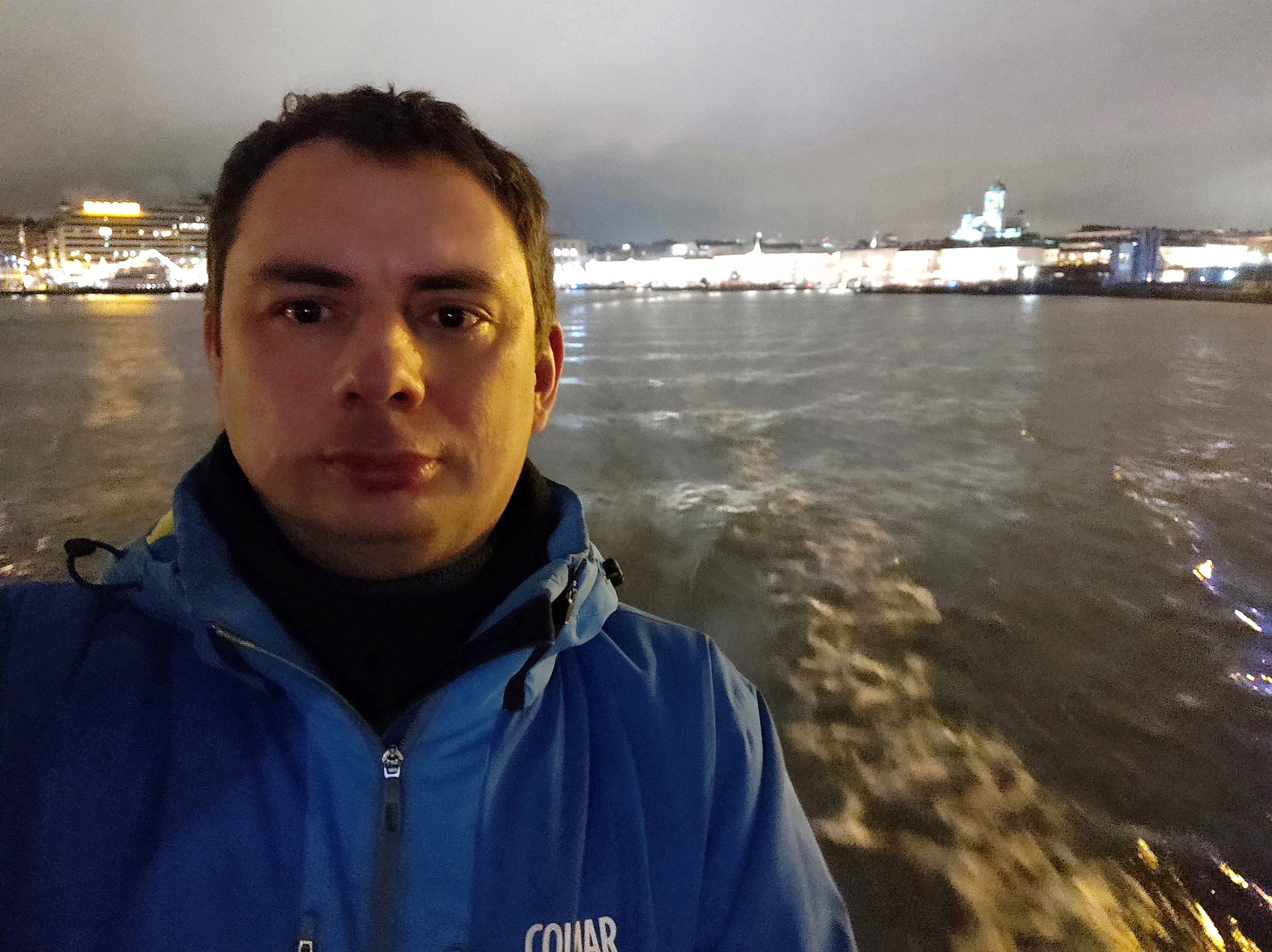 Сказано - сделано, и мы уже на пароме на остров-крепость