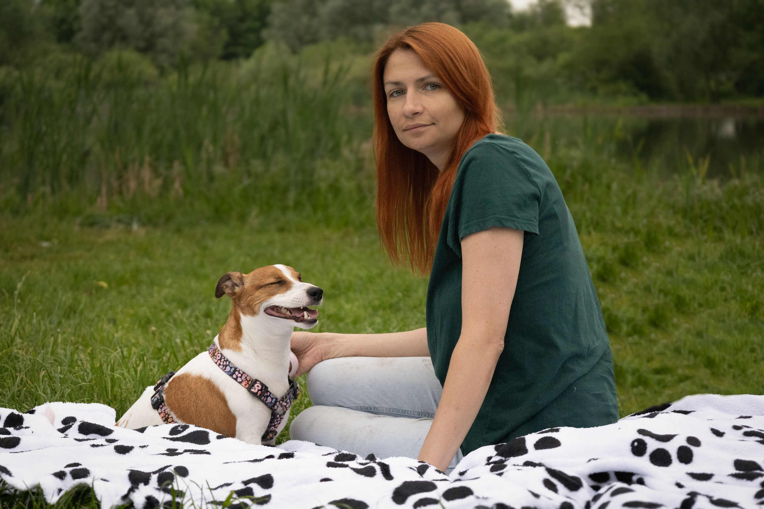 Моя маленькая спутница: Банни и Настя в Южнобутовском парке. Фотограф-анималист в Москве Екатерина Тихонова