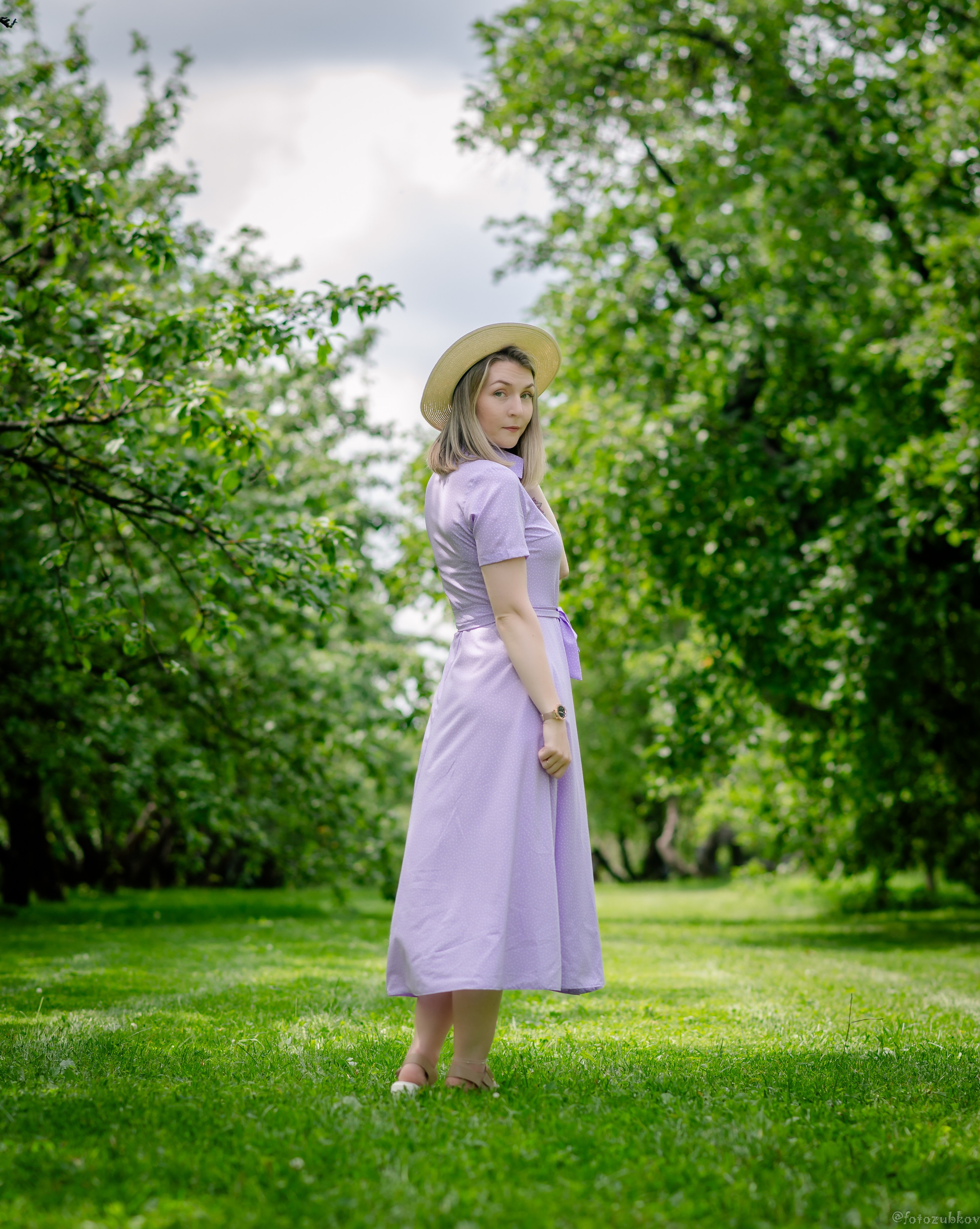 Девушка в фиалковом платье в парке коломенское