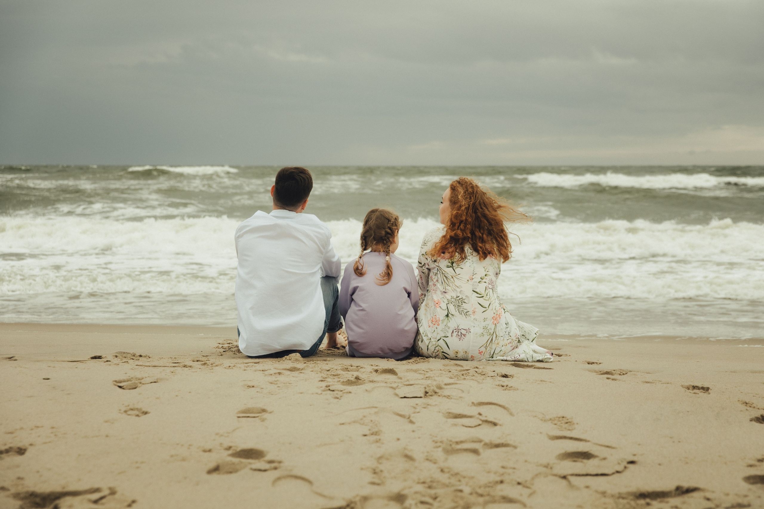 Семья в Янтарном / шторм. Фотограф Калининград Илья Миллер